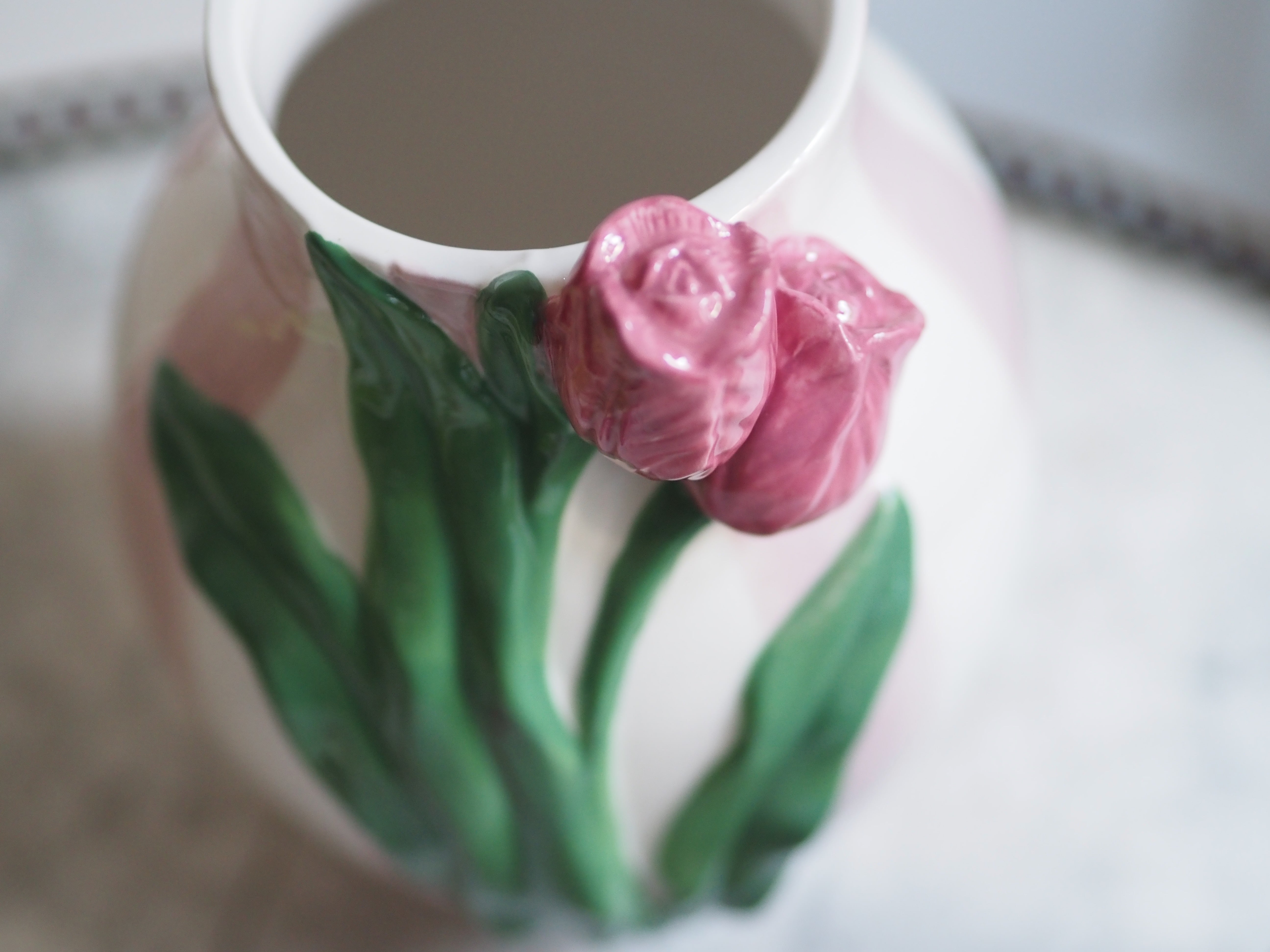 Vase mit Tulpenrelief · keramische Blütenvase mit Streifendekor