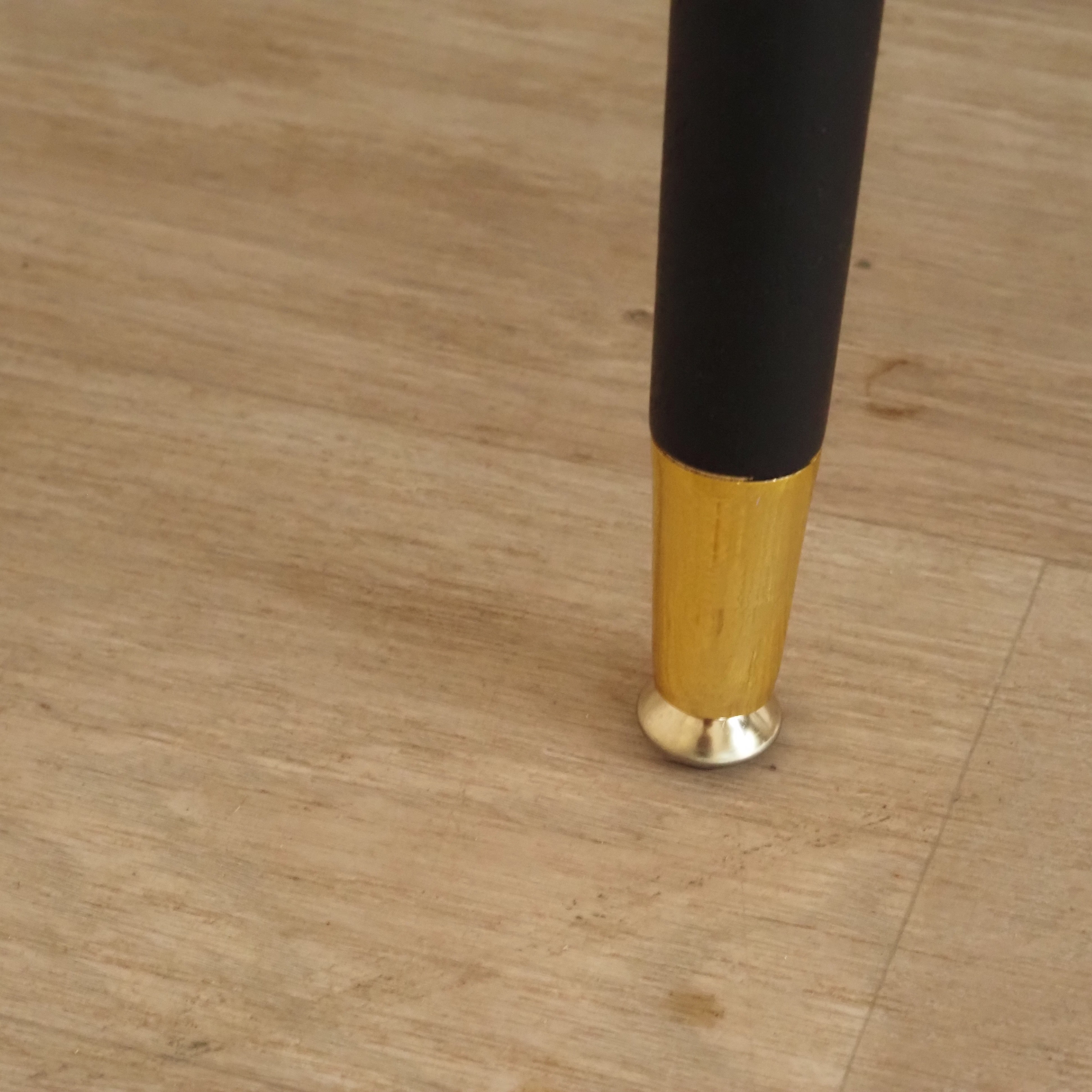 Gepolsterter Sessel mit muschelförmiger Rückenlehne – Veloursbezug Altrosa, Metallbeine mit Messingabschluss