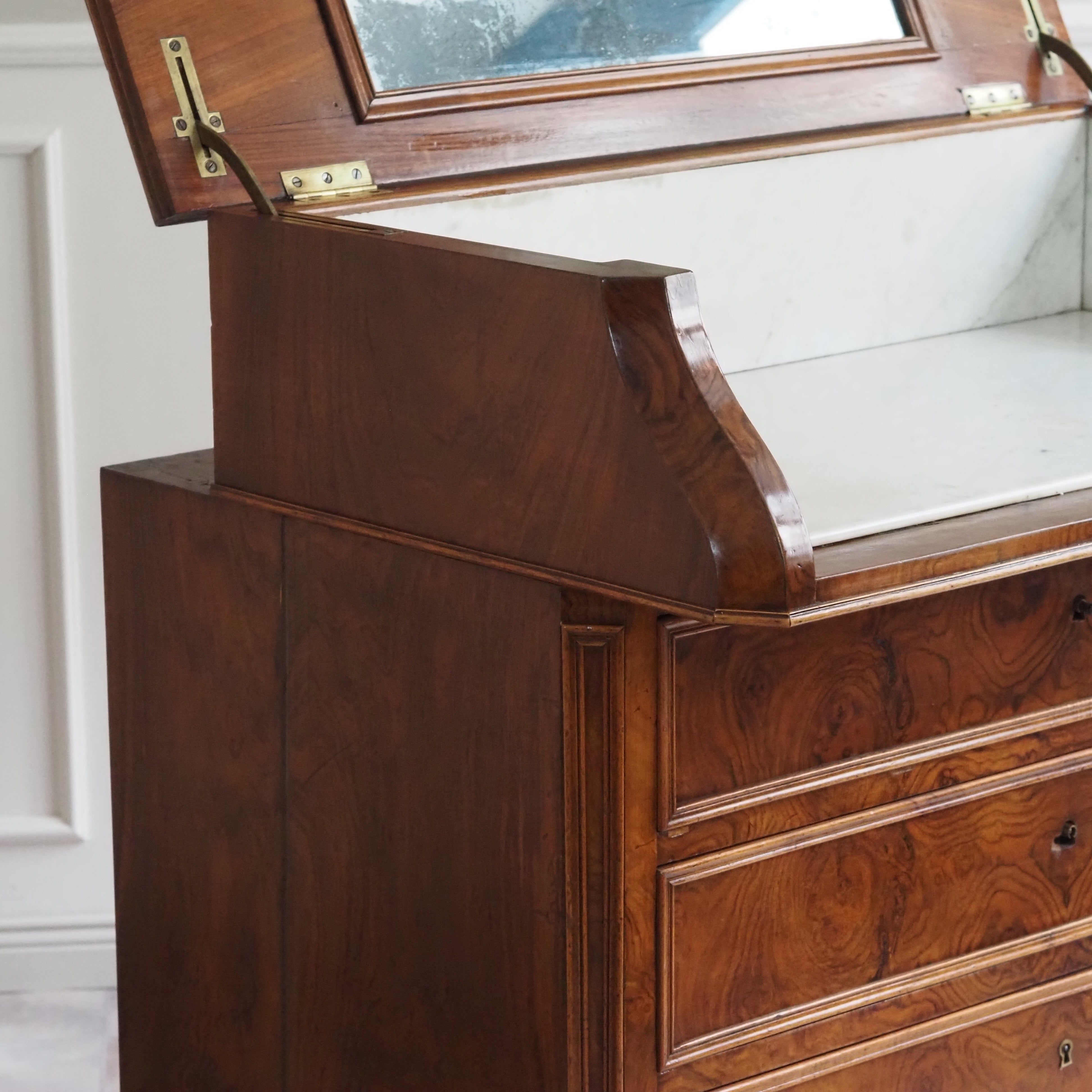 Waschkommode antik Louis Philippe um 1860 mit Marmorauflage und Klappspiegel
