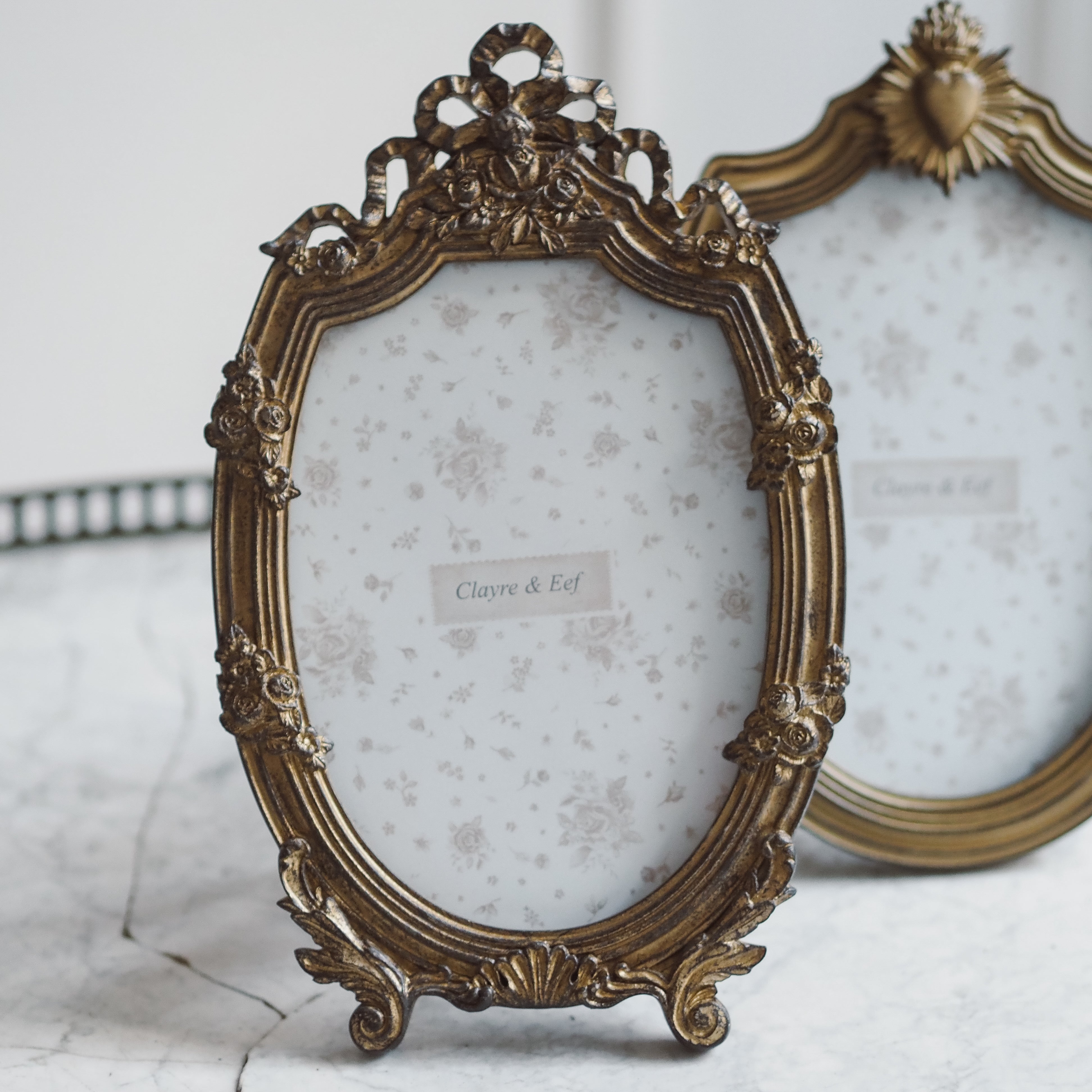 Bilderrahmen oval · historistisch inspiriert / Tischrahmen goldfarben / Fotorahmen