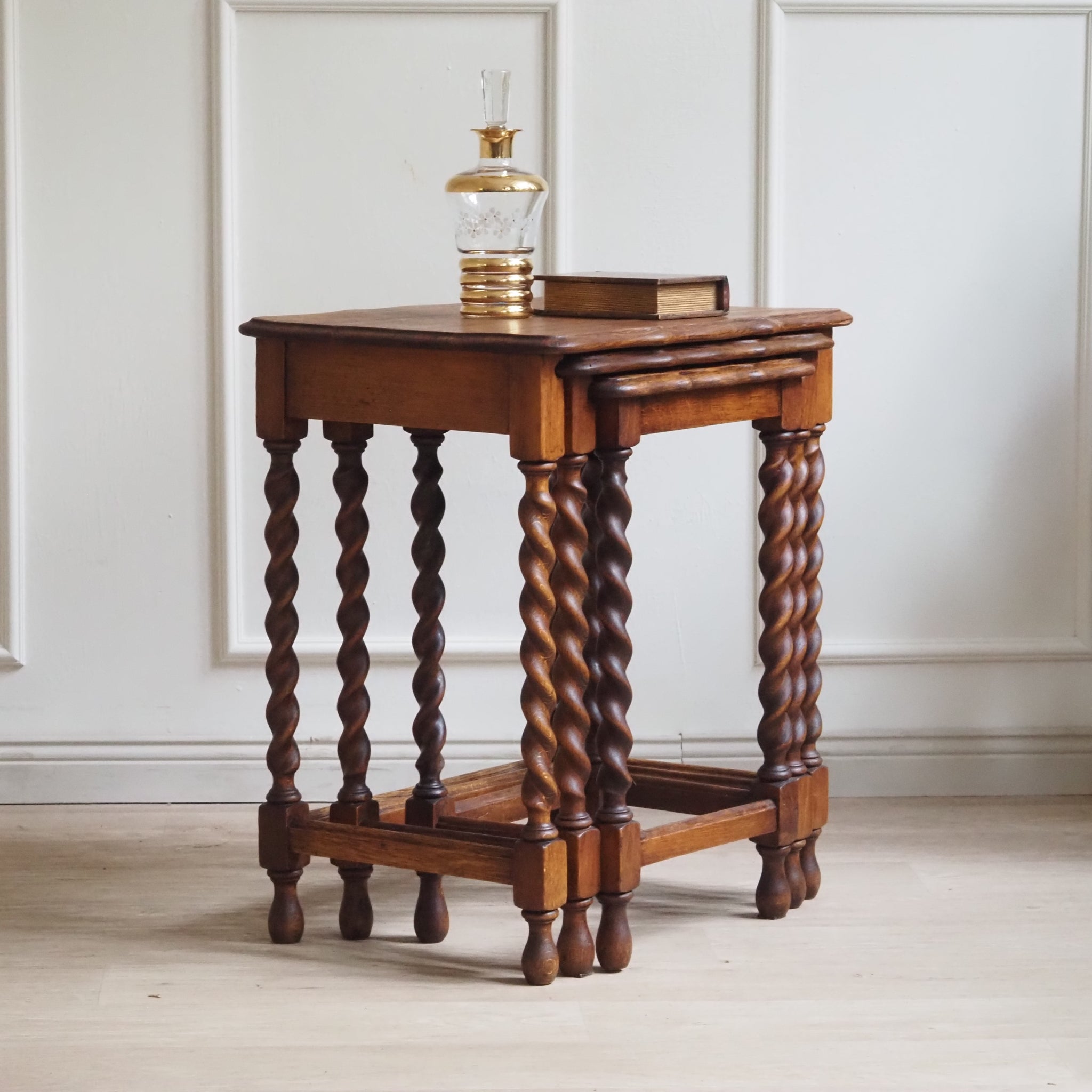 Antike Satztische mit gedrehten Beinen - Barockstil, um 1920, Beistelltische
