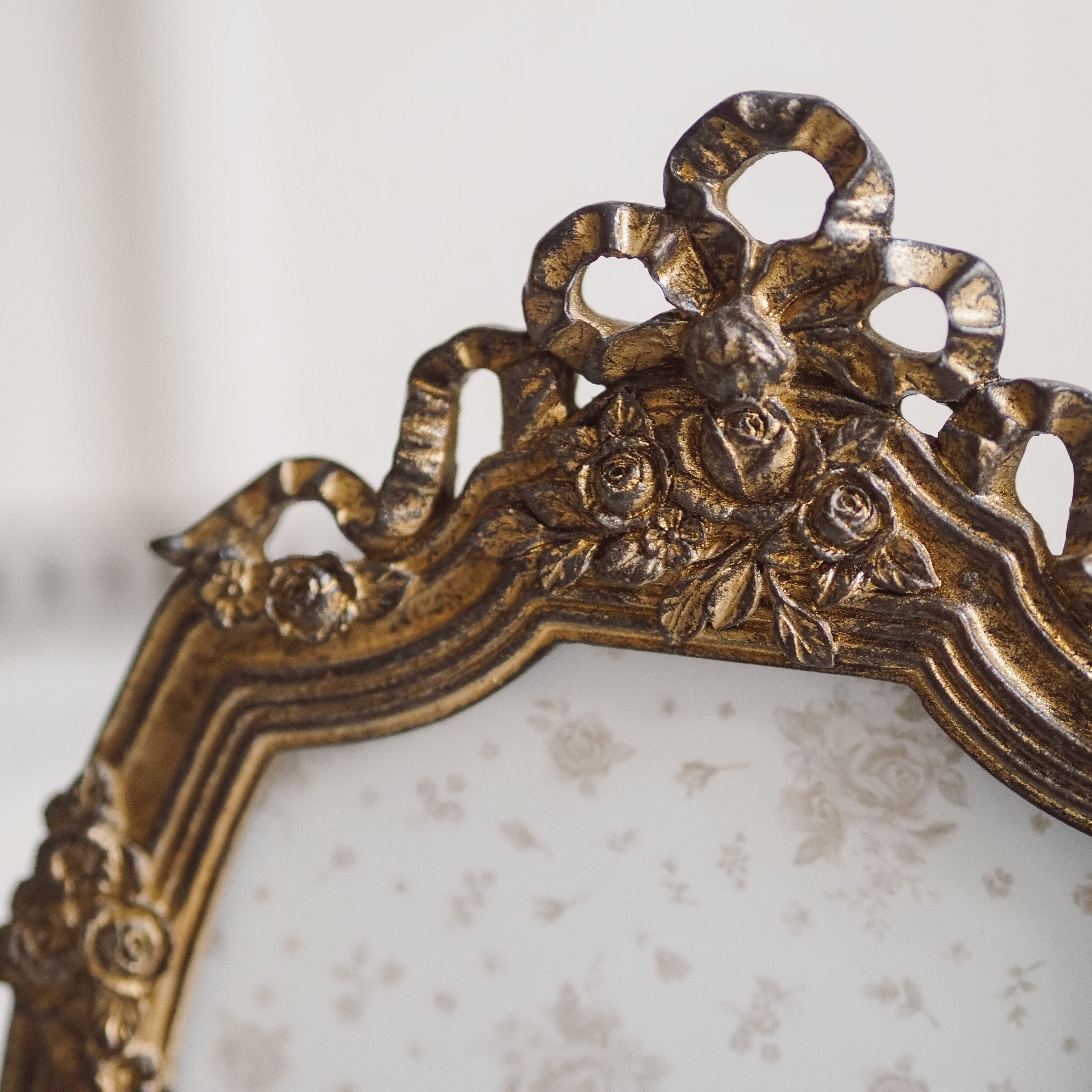 Bilderrahmen oval · historistisch inspiriert / Tischrahmen goldfarben / Fotorahmen