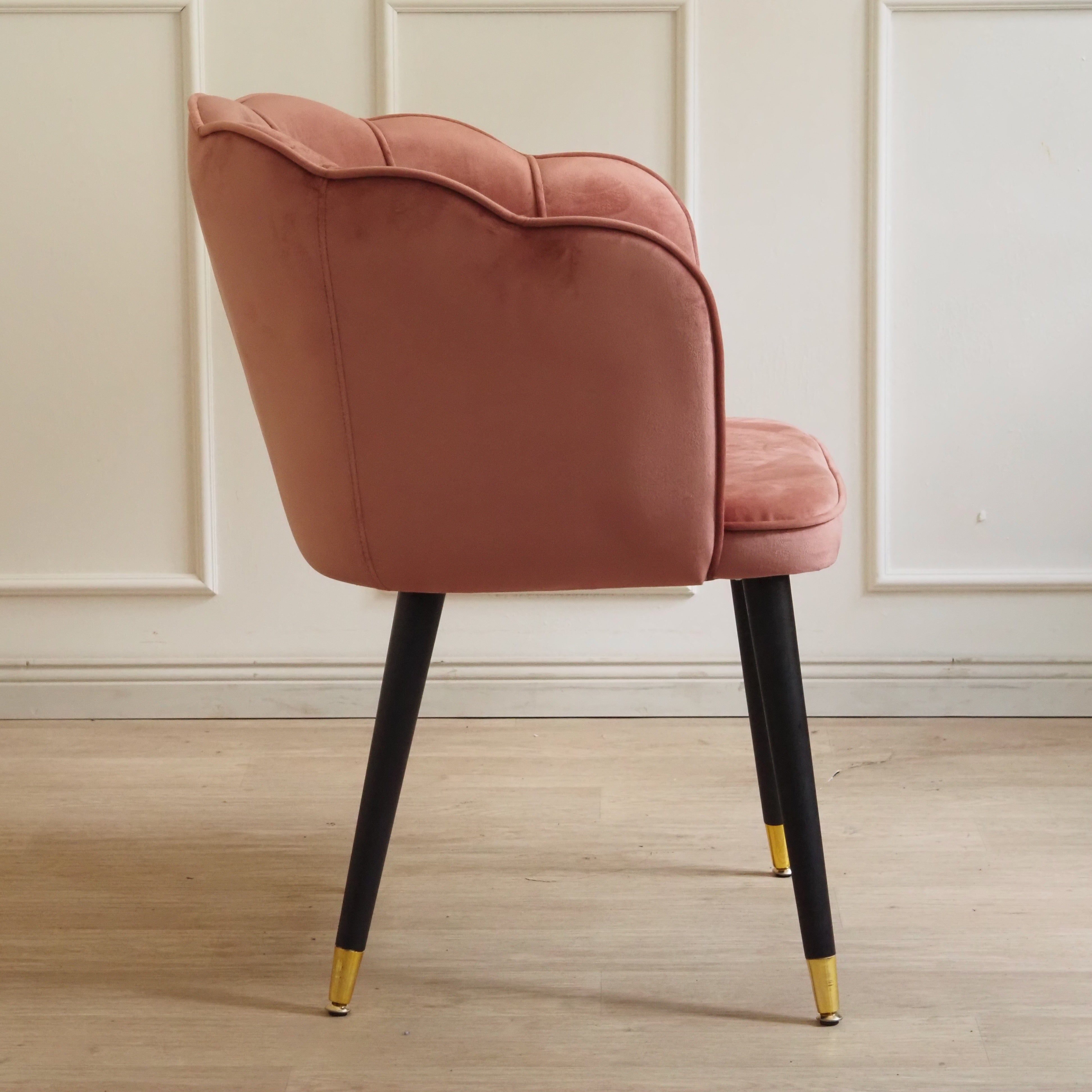 Gepolsterter Sessel mit muschelförmiger Rückenlehne – Veloursbezug Altrosa, Metallbeine mit Messingabschluss