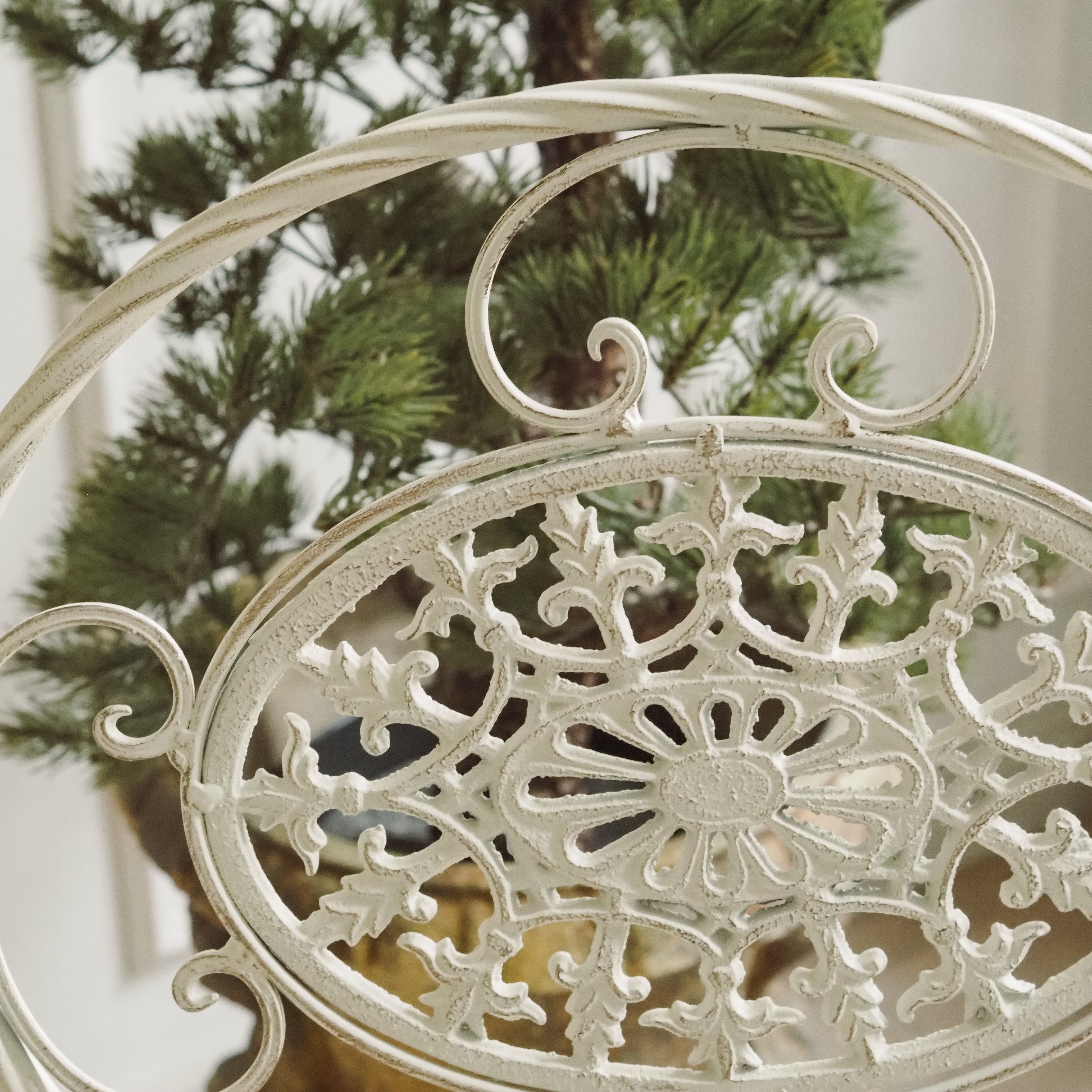 Klappbare Gartensitzgruppe mit durchbrochener Ornamentik – Metall weiß, 3-teilig (Tisch + 2 Stühle)