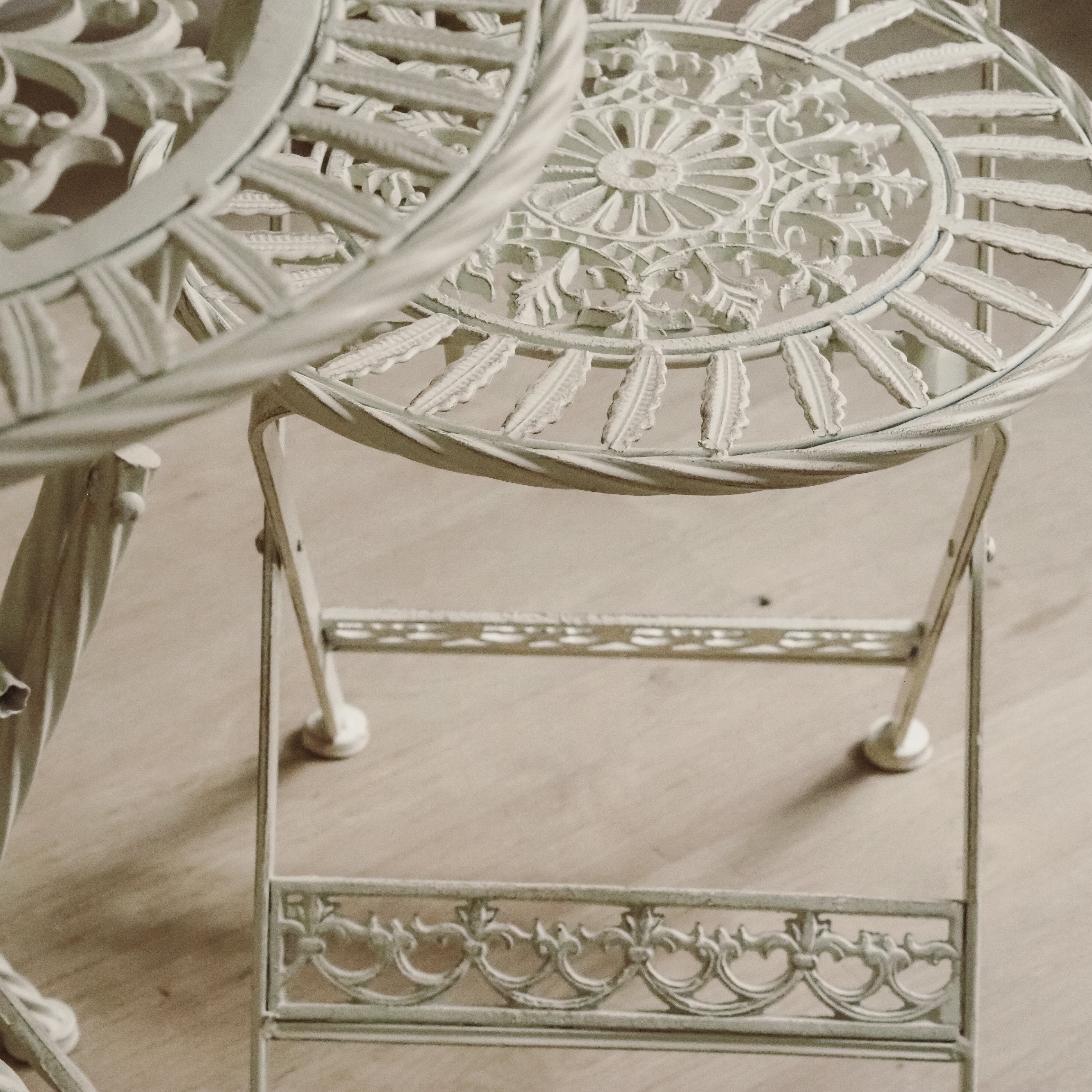 Klappbare Gartensitzgruppe mit durchbrochener Ornamentik – Metall weiß, 3-teilig (Tisch + 2 Stühle)