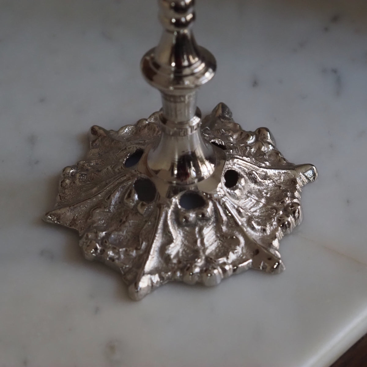 Briefklammer Handform · Notizhalter Historismus Balusterfuß