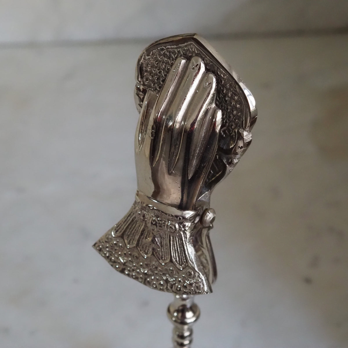 Briefklammer Handform · Notizhalter Historismus Balusterfuß