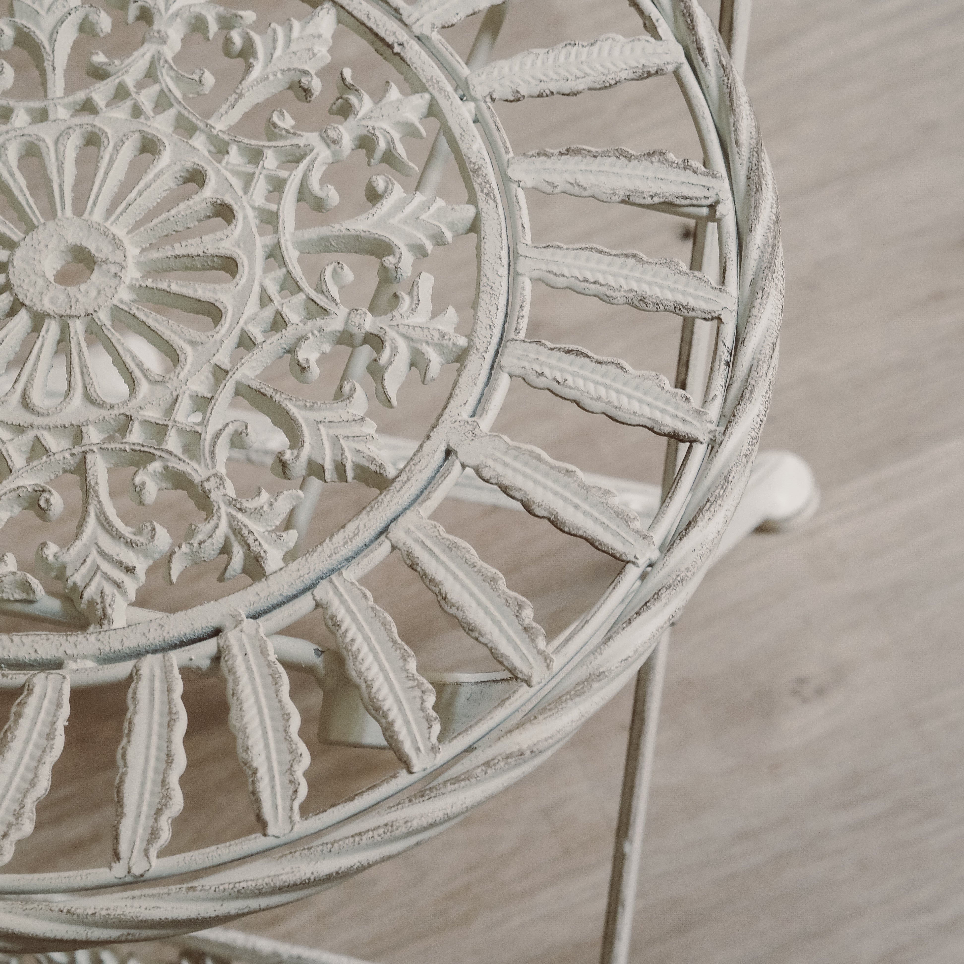 Klappbare Gartensitzgruppe mit durchbrochener Ornamentik – Metall weiß, 3-teilig (Tisch + 2 Stühle)