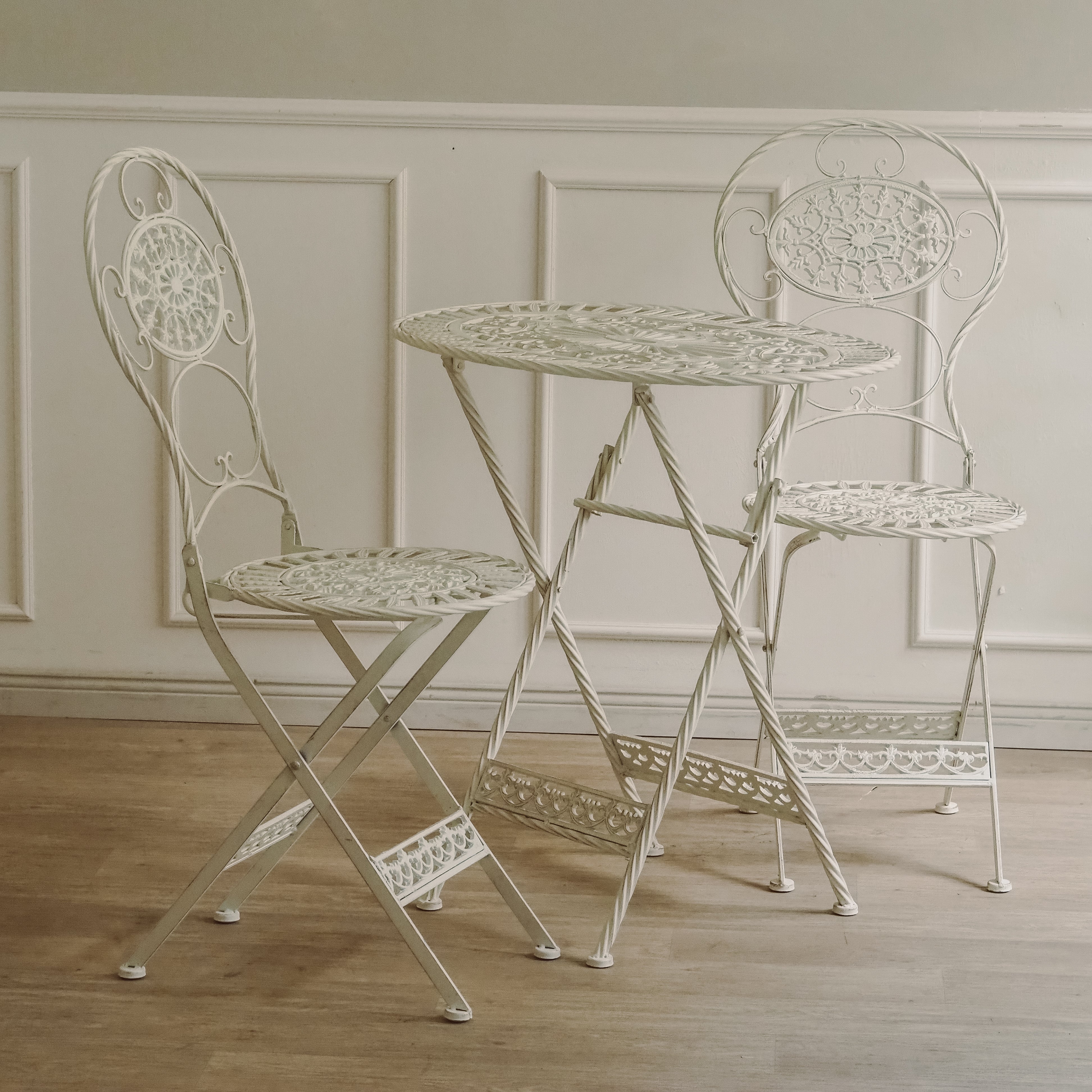 Klappbare Gartensitzgruppe mit durchbrochener Ornamentik – Metall weiß, 3-teilig (Tisch + 2 Stühle)