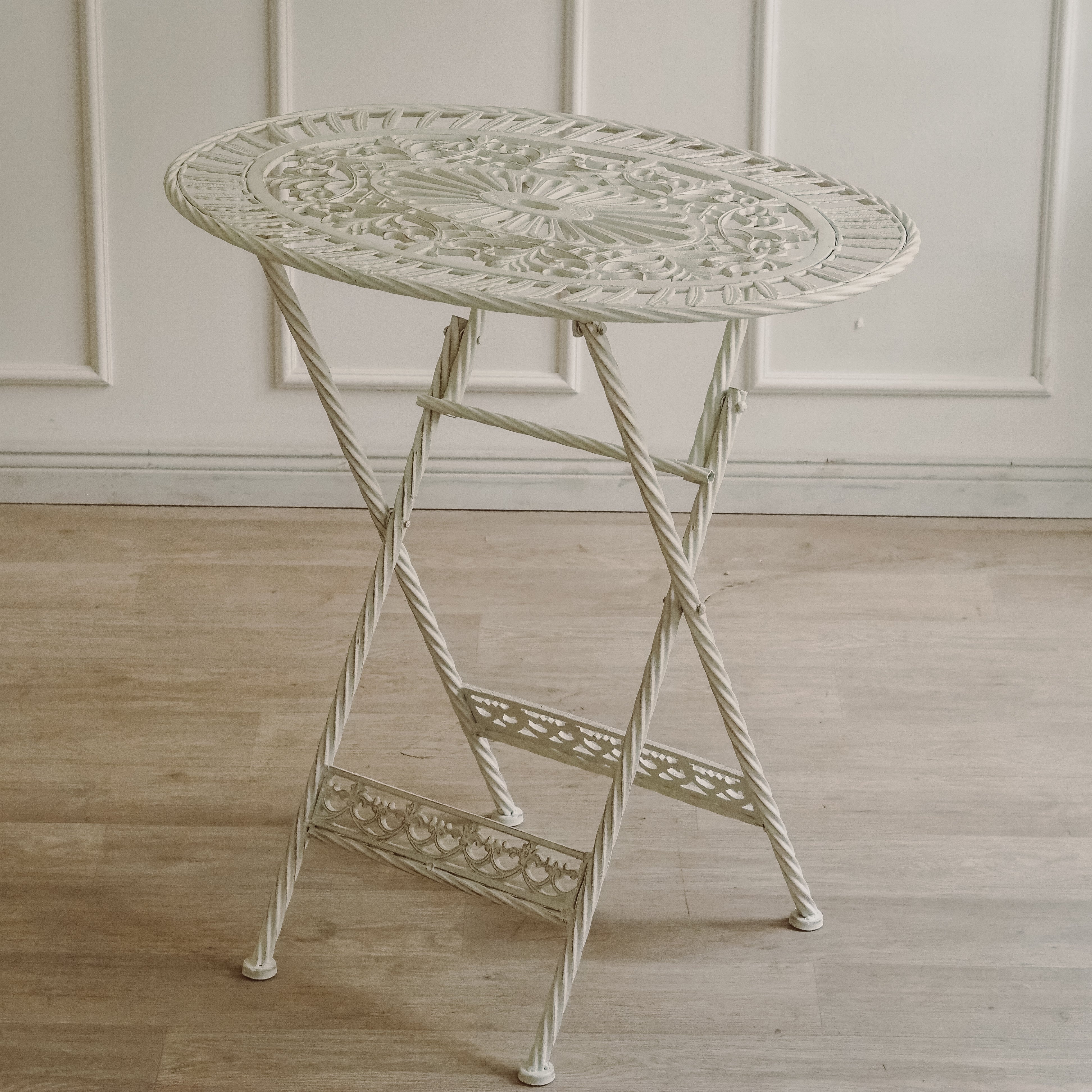 Klappbare Gartensitzgruppe mit durchbrochener Ornamentik – Metall weiß, 3-teilig (Tisch + 2 Stühle)