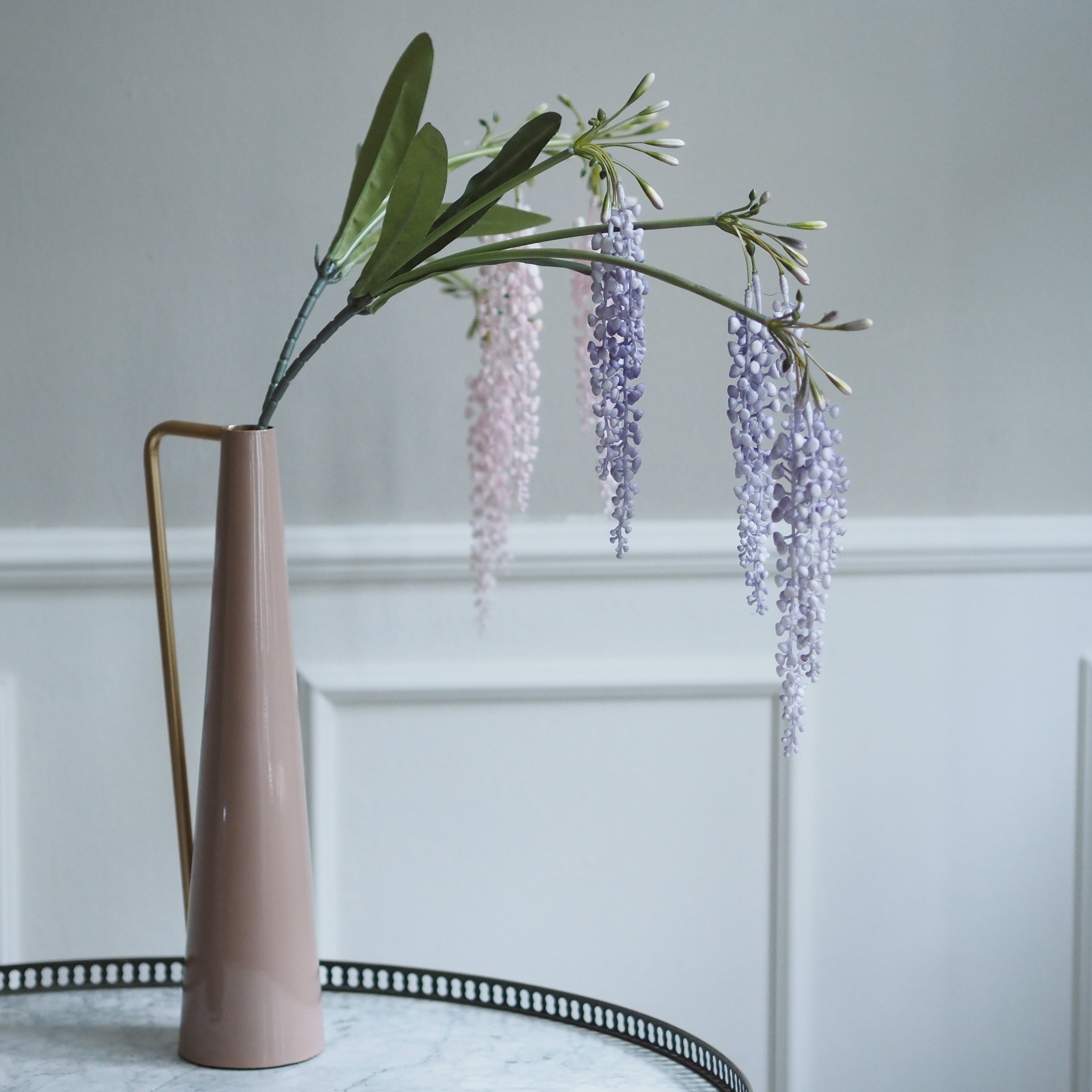 Vase [ROSA / LILA] · Konische Metallvase mit Goldhenkel, emailliert