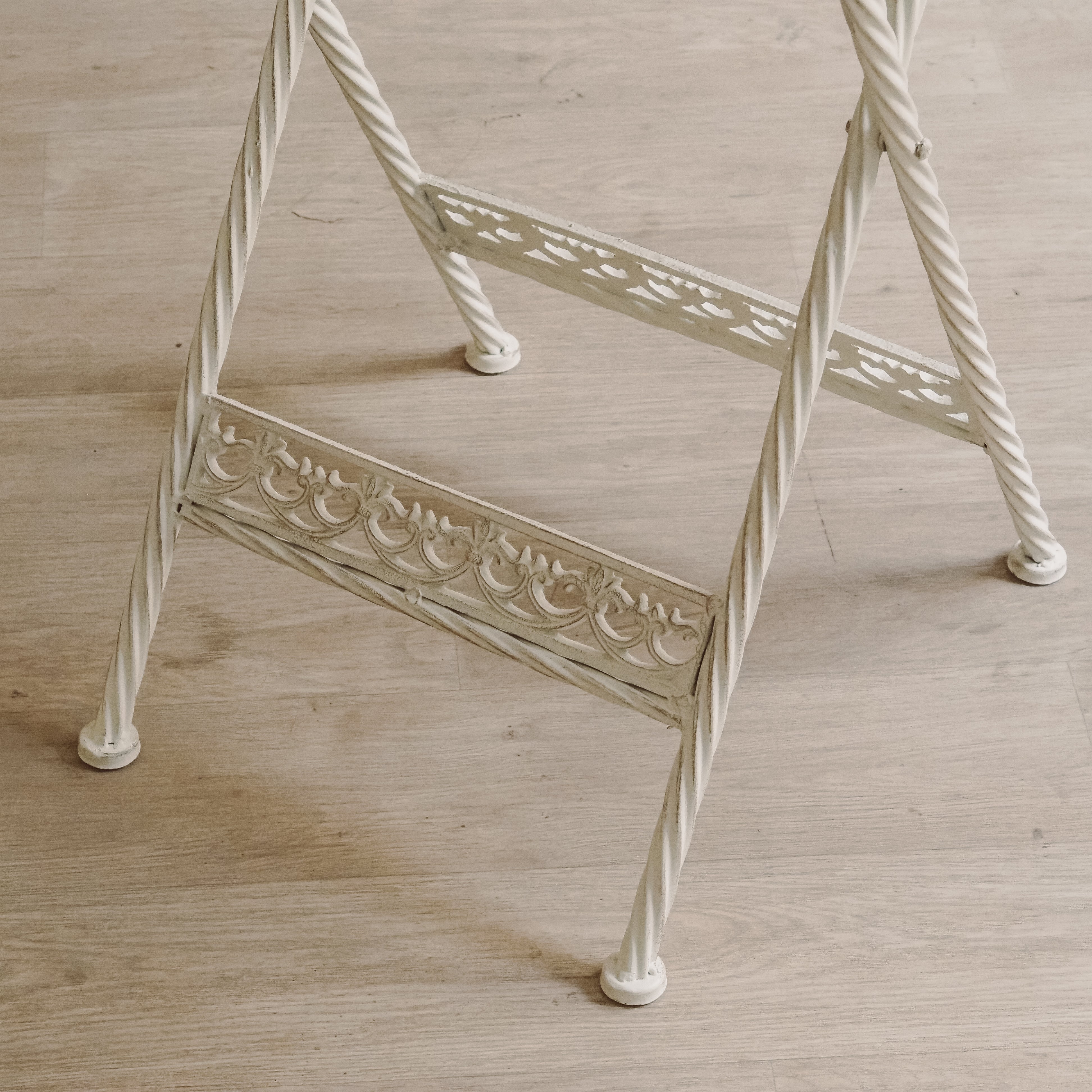 Klappbare Gartensitzgruppe mit durchbrochener Ornamentik – Metall weiß, 3-teilig (Tisch + 2 Stühle)
