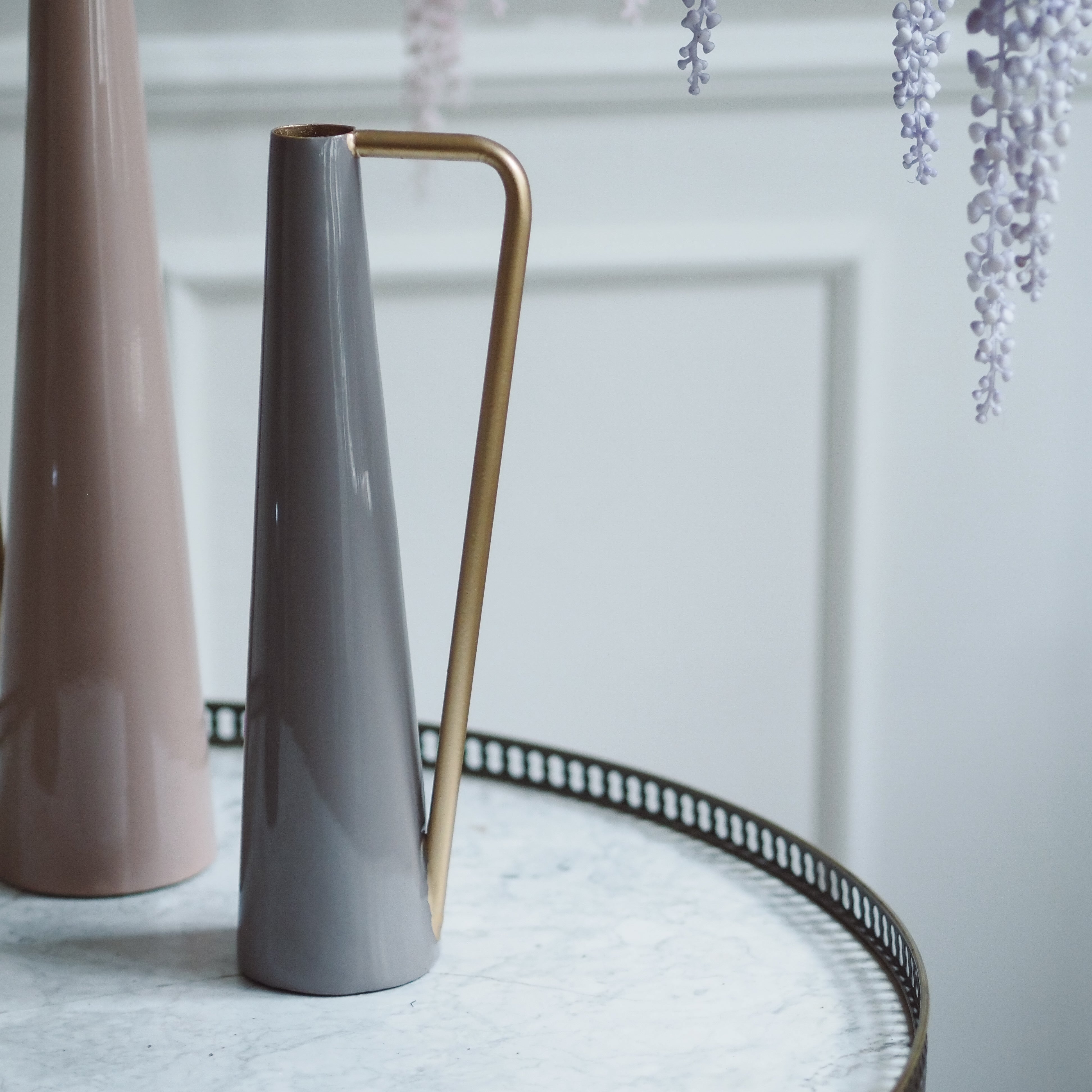 Vase [ROSA / LILA] · Konische Metallvase mit Goldhenkel, emailliert
