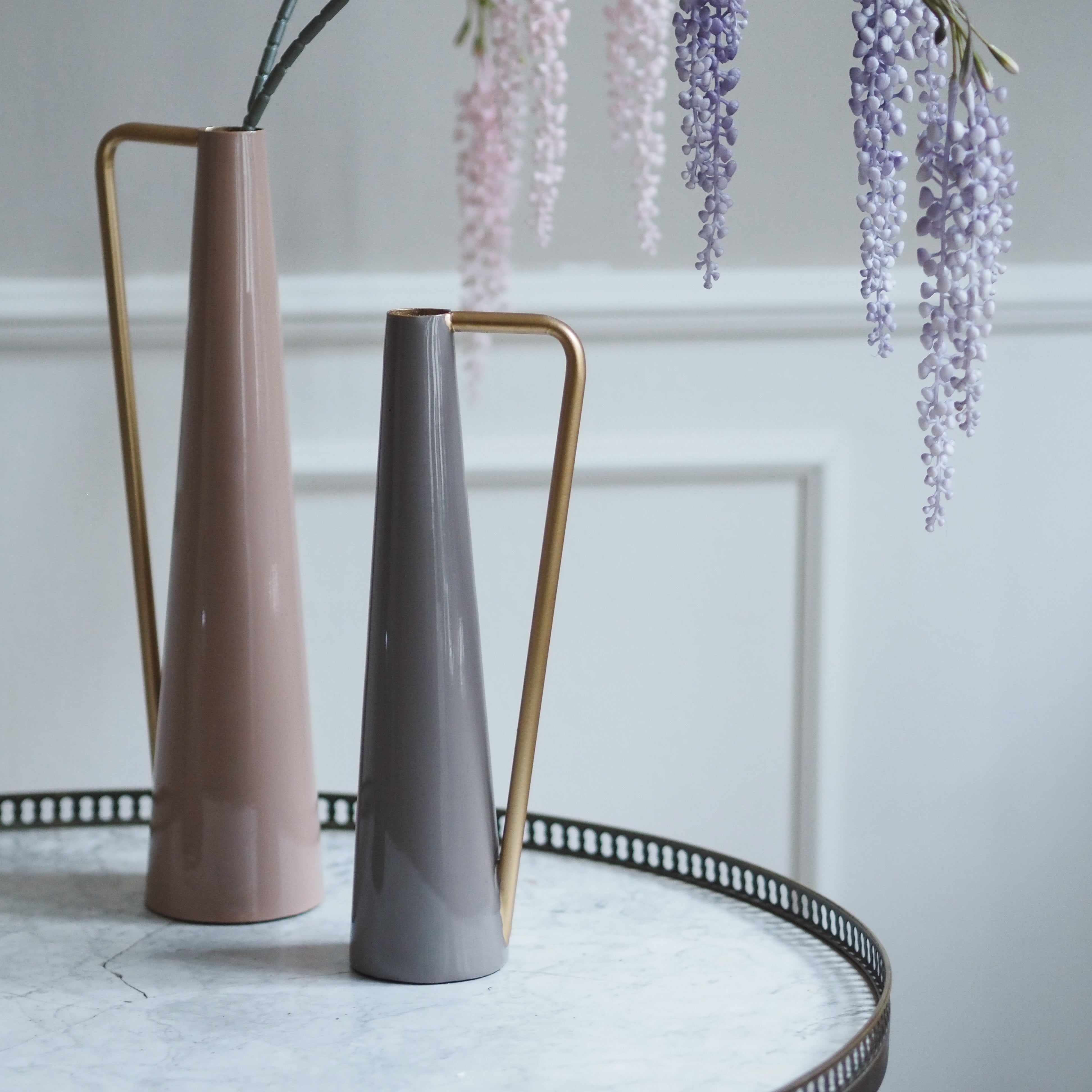 Vase [ROSA / LILA] · Konische Metallvase mit Goldhenkel, emailliert