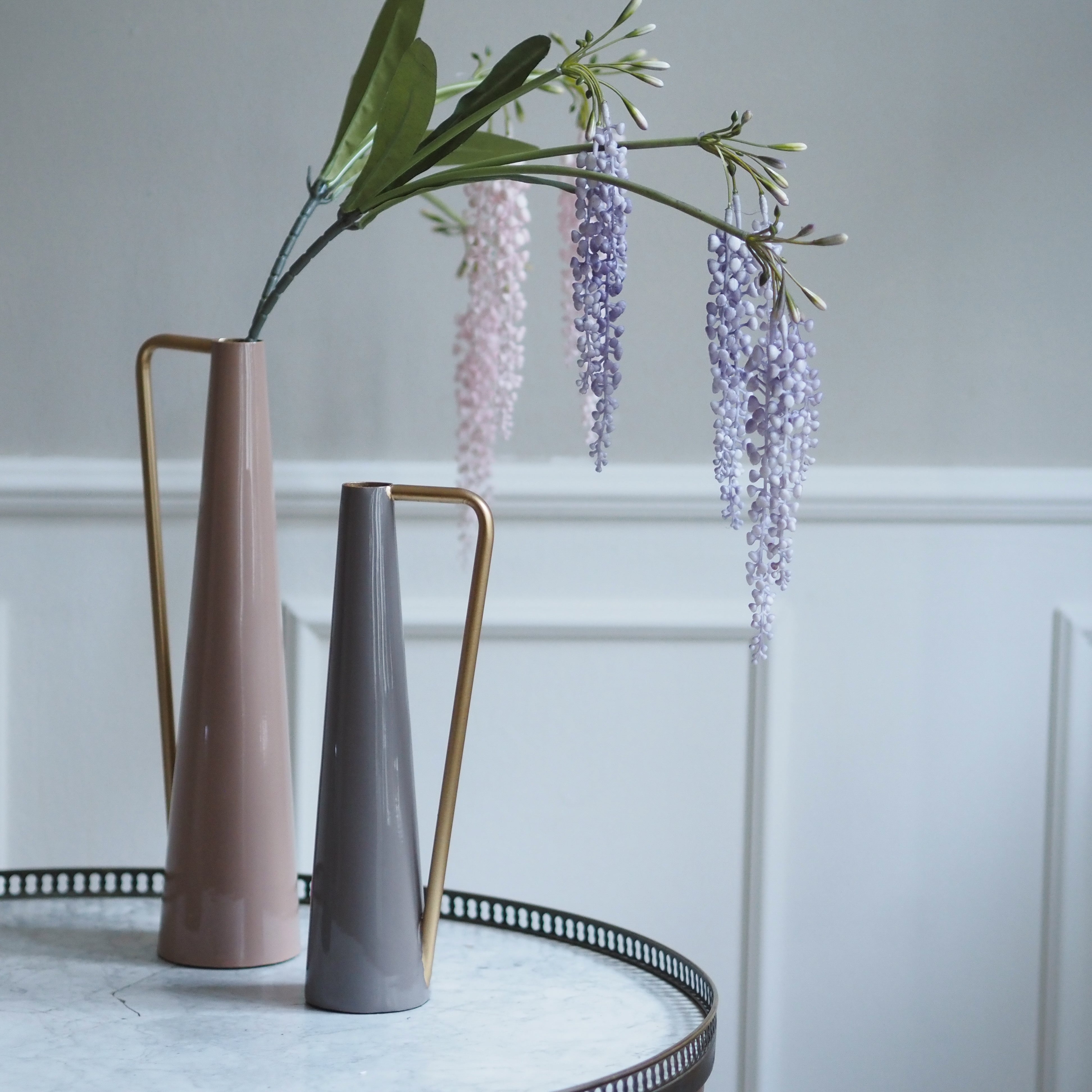 Vase [ROSA / LILA] · Konische Metallvase mit Goldhenkel, emailliert