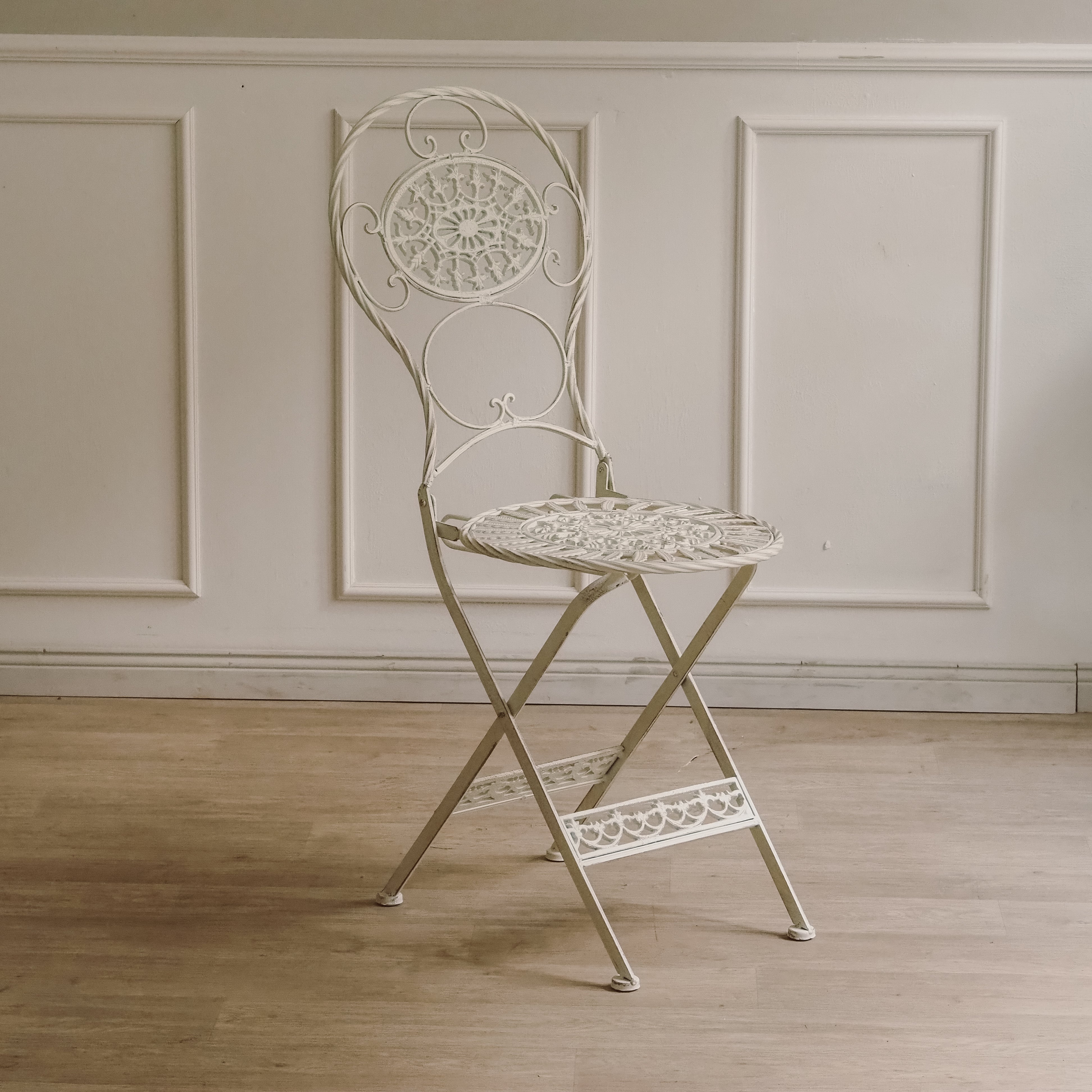Klappbare Gartensitzgruppe mit durchbrochener Ornamentik – Metall weiß, 3-teilig (Tisch + 2 Stühle)