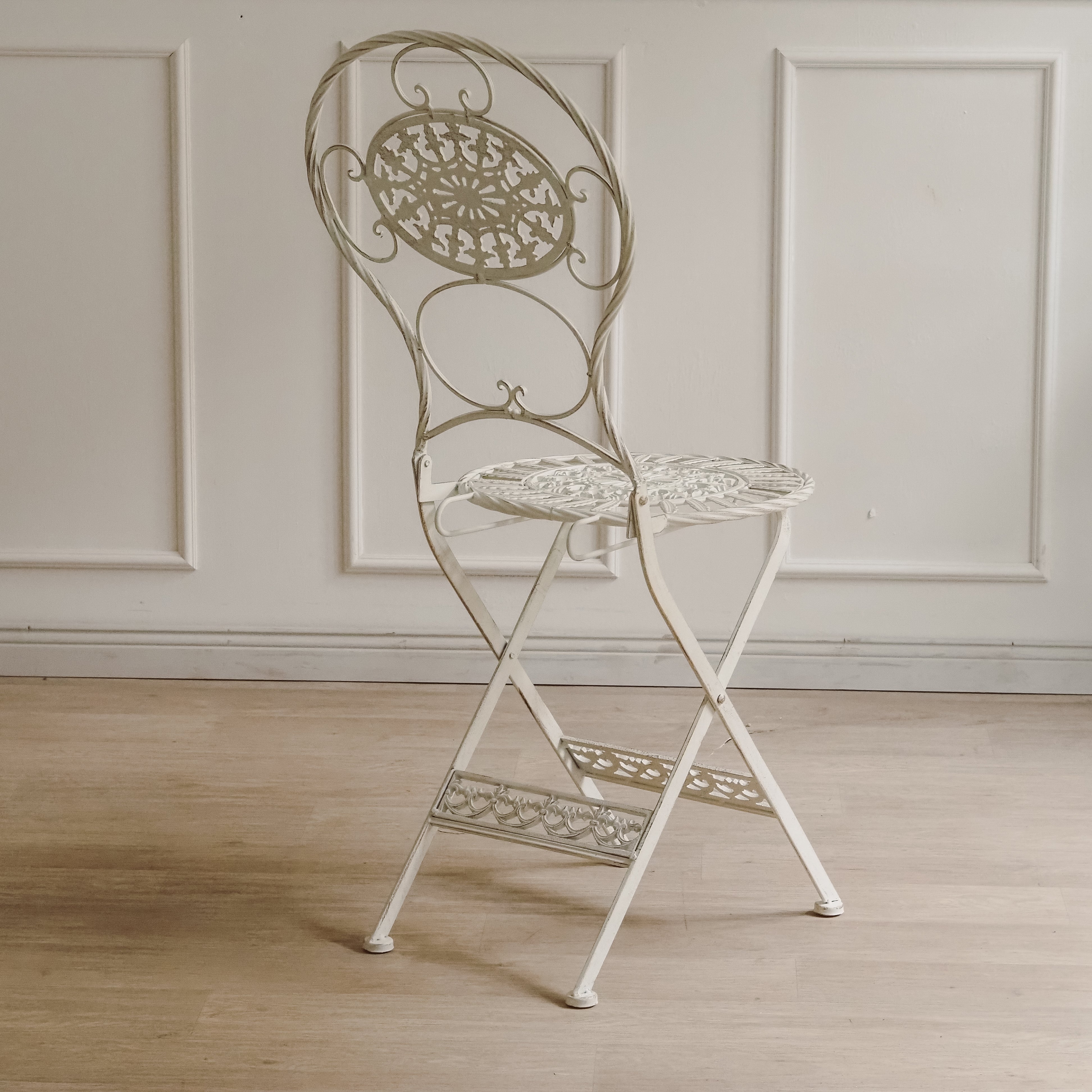 Klappbare Gartensitzgruppe mit durchbrochener Ornamentik – Metall weiß, 3-teilig (Tisch + 2 Stühle)