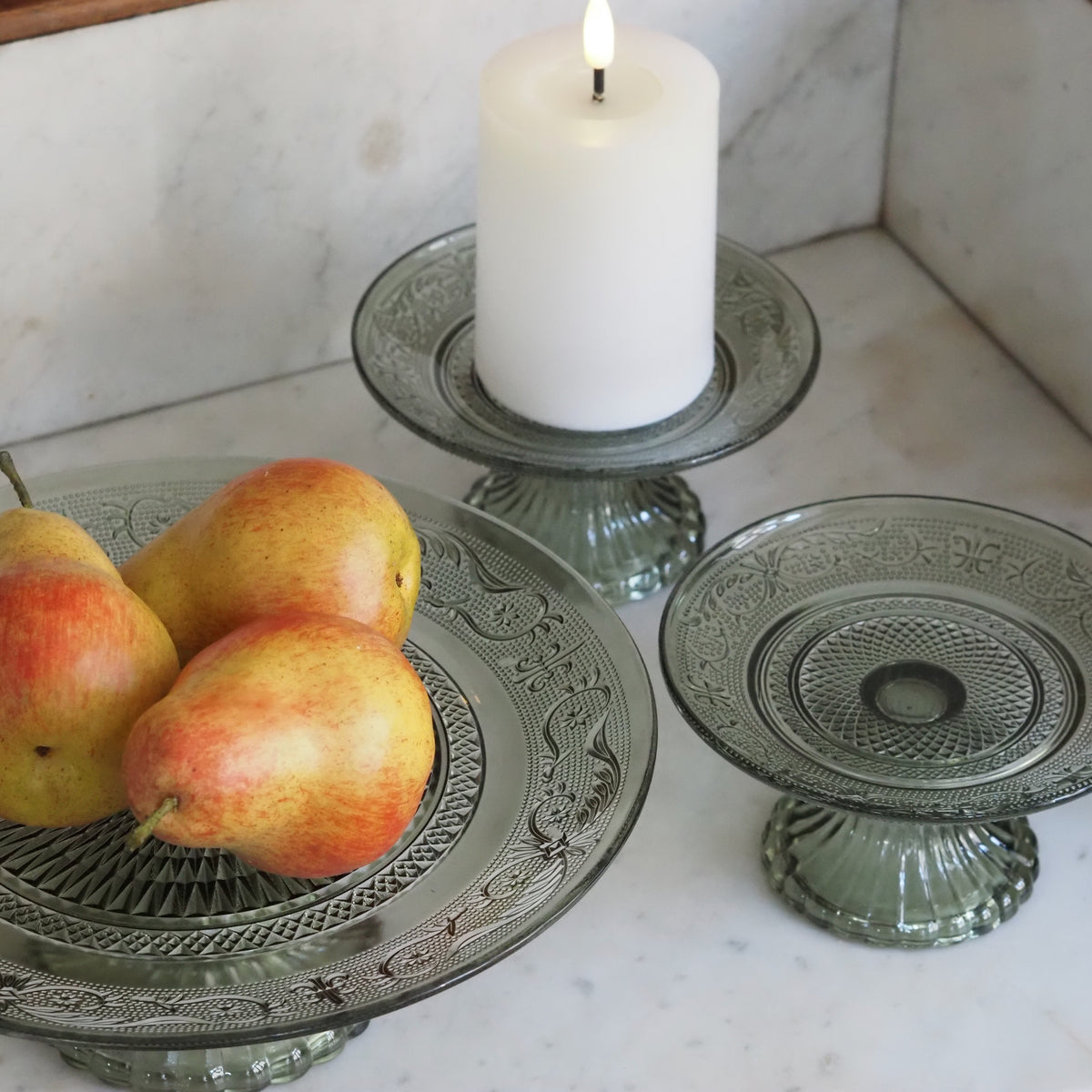 Kuchenplatte auf Fuß Salbeigrün · Lilienornament Historismus
