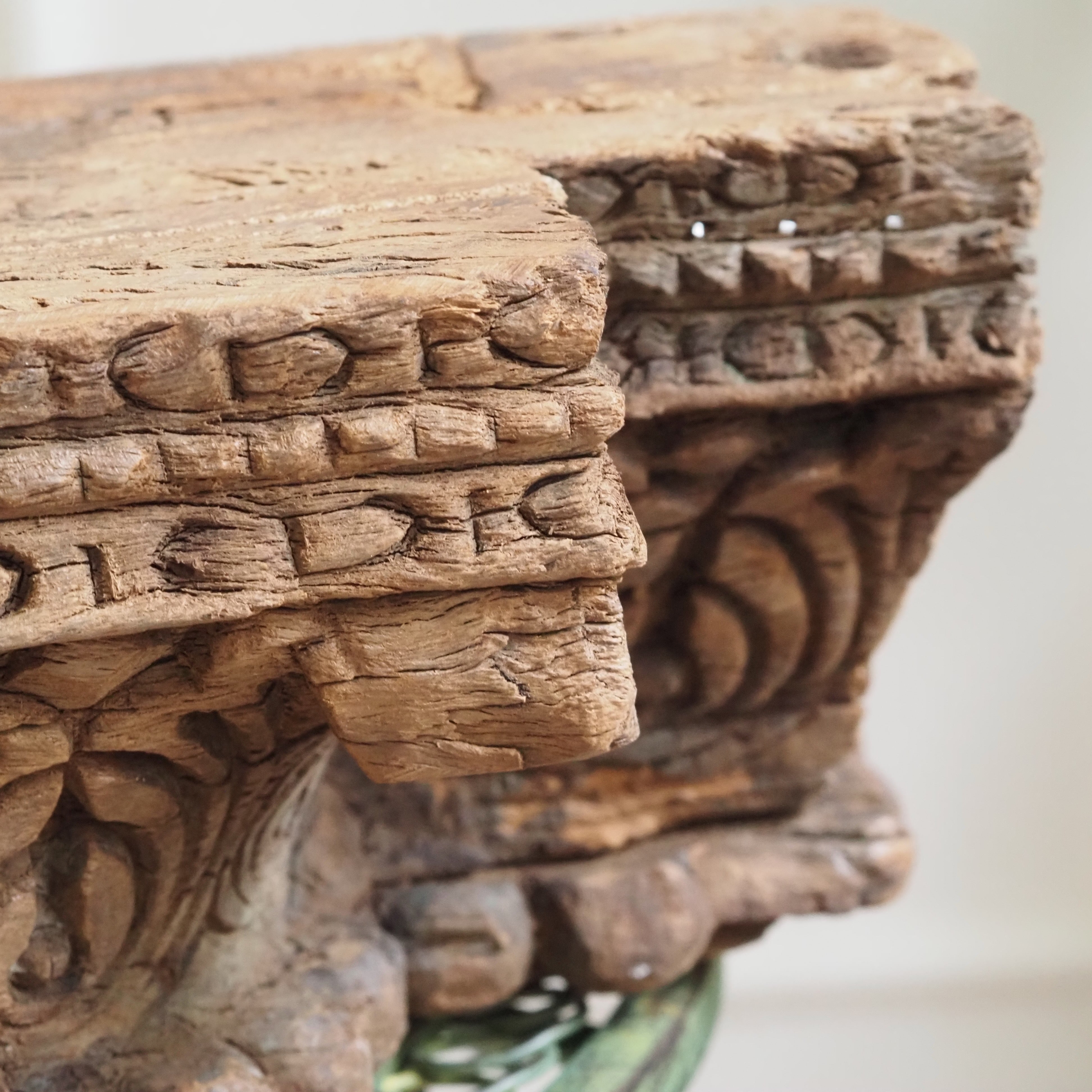 Holzfragment · geschnitztes Dekorelement im historisierenden Stil