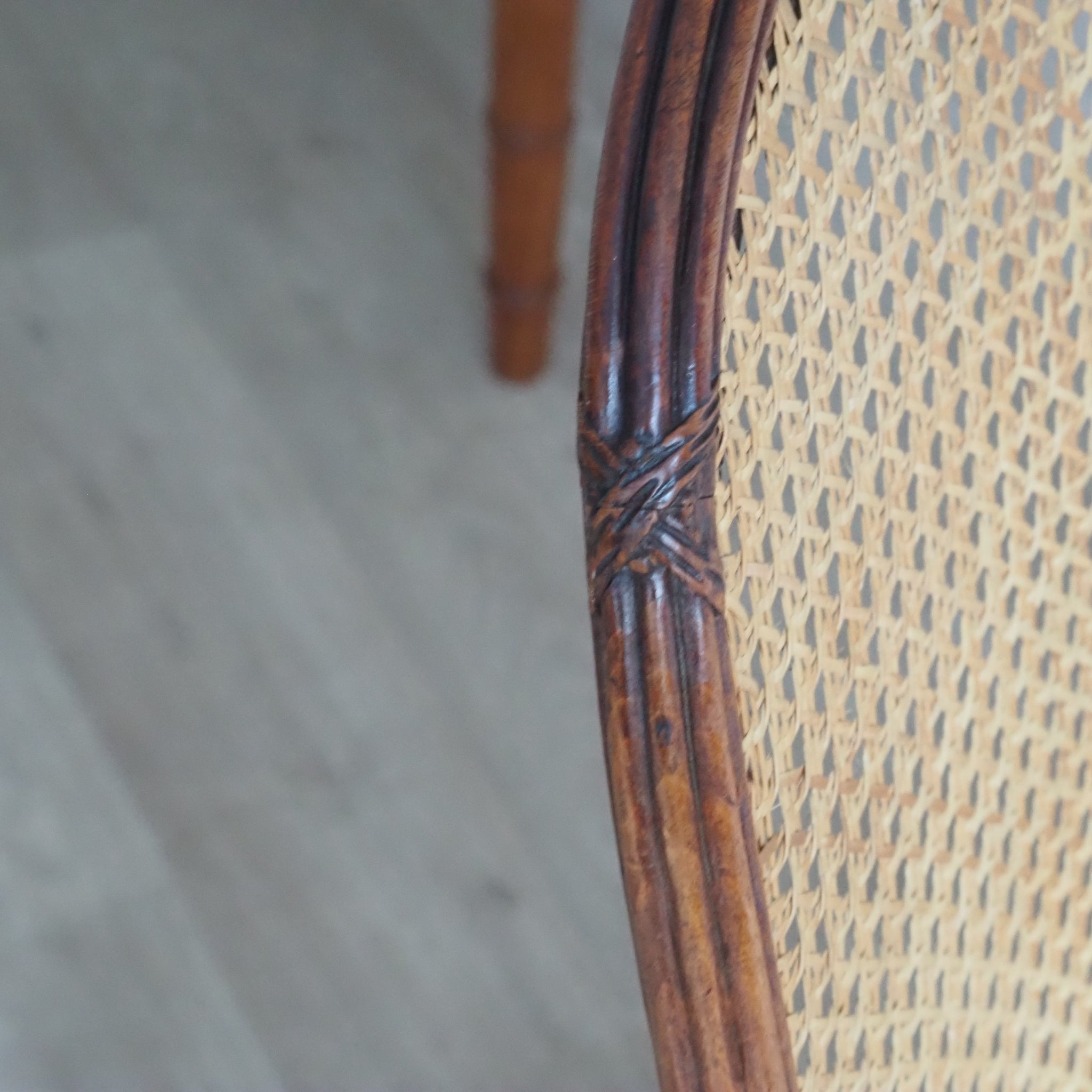 Antiker französischer Sessel mit Wiener Geflecht um 1900 - Louis-Seize Bergère Original