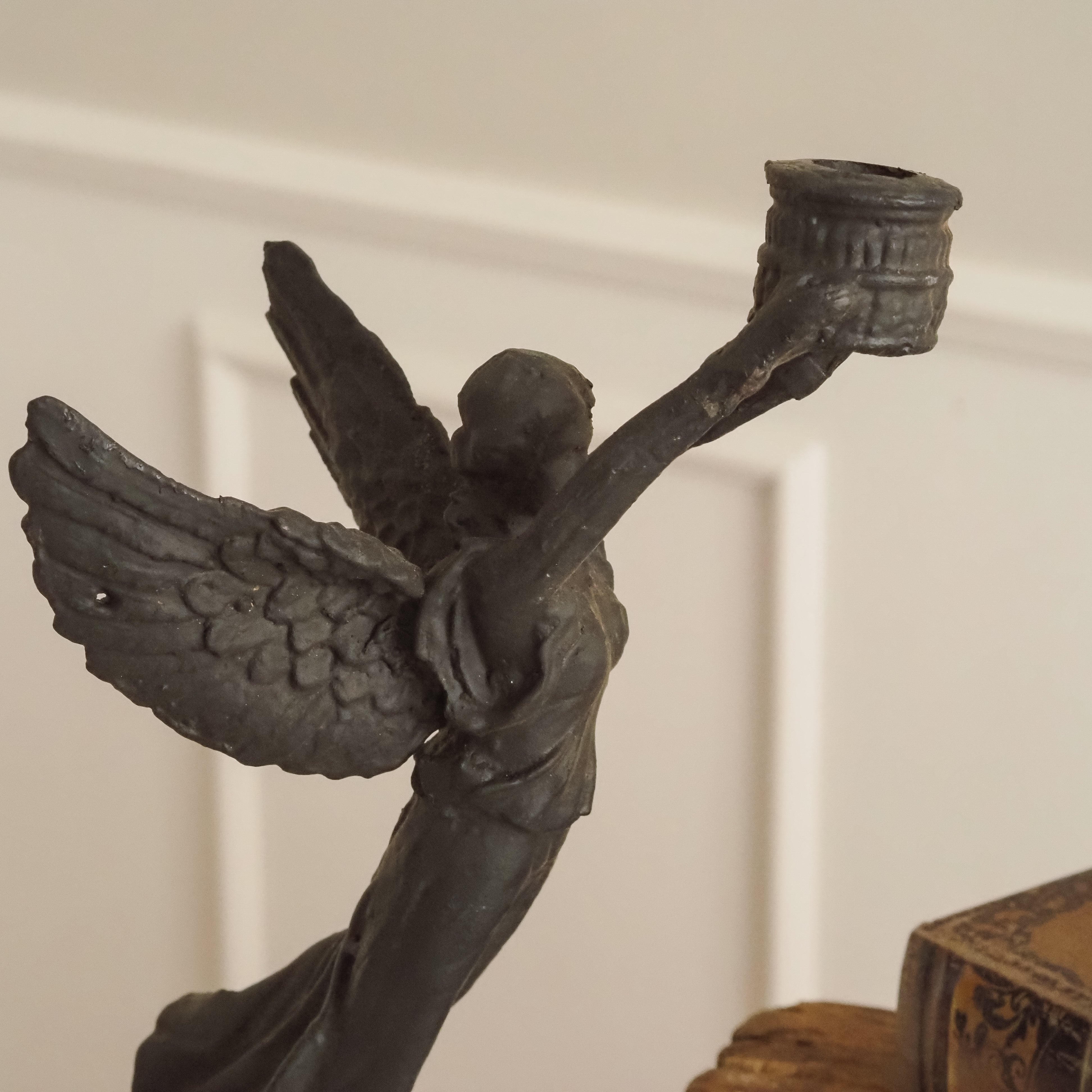 Kerzenhalter Engel · historisierende Skulptur in Gusseisenoptik