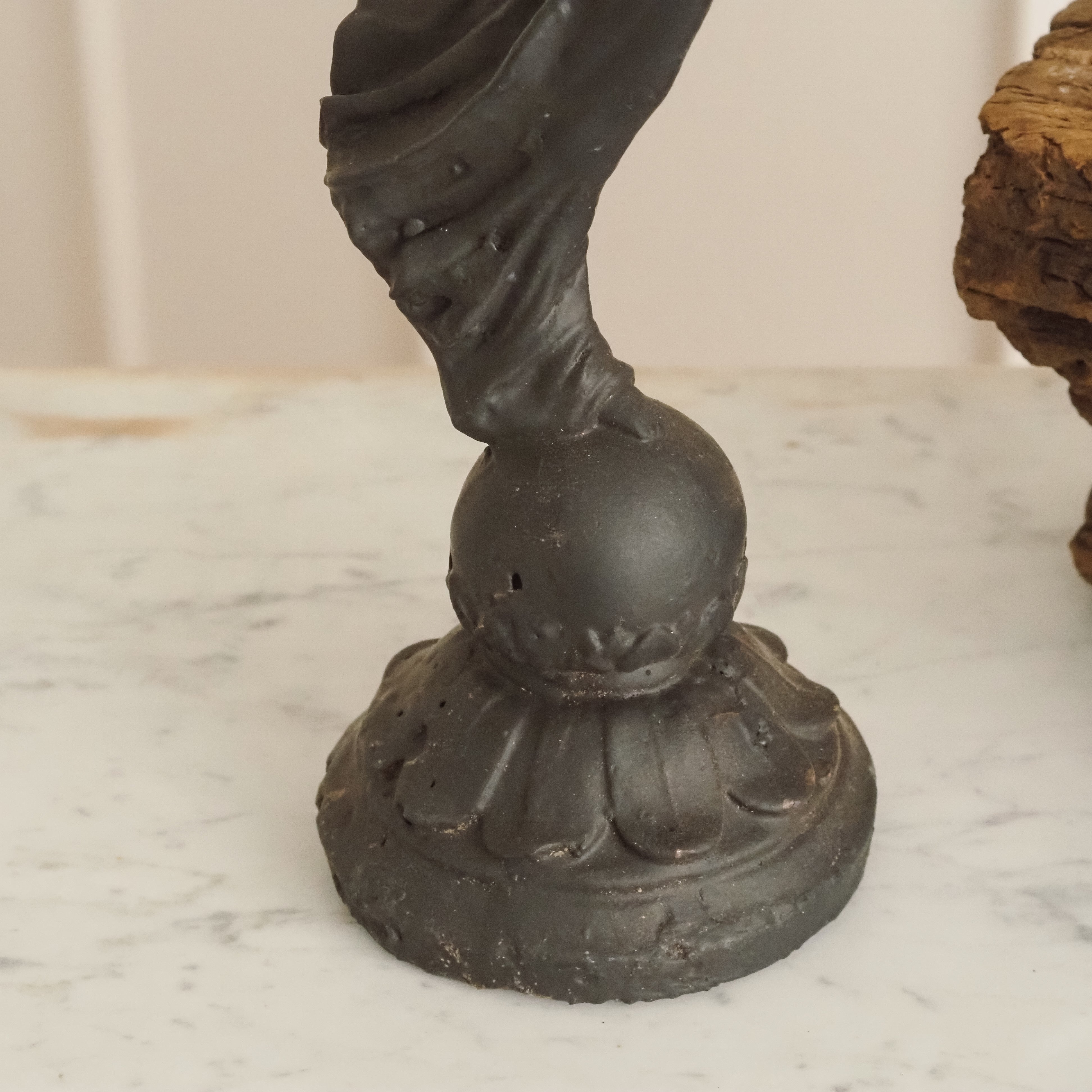 Kerzenhalter Engel · historisierende Skulptur in Gusseisenoptik