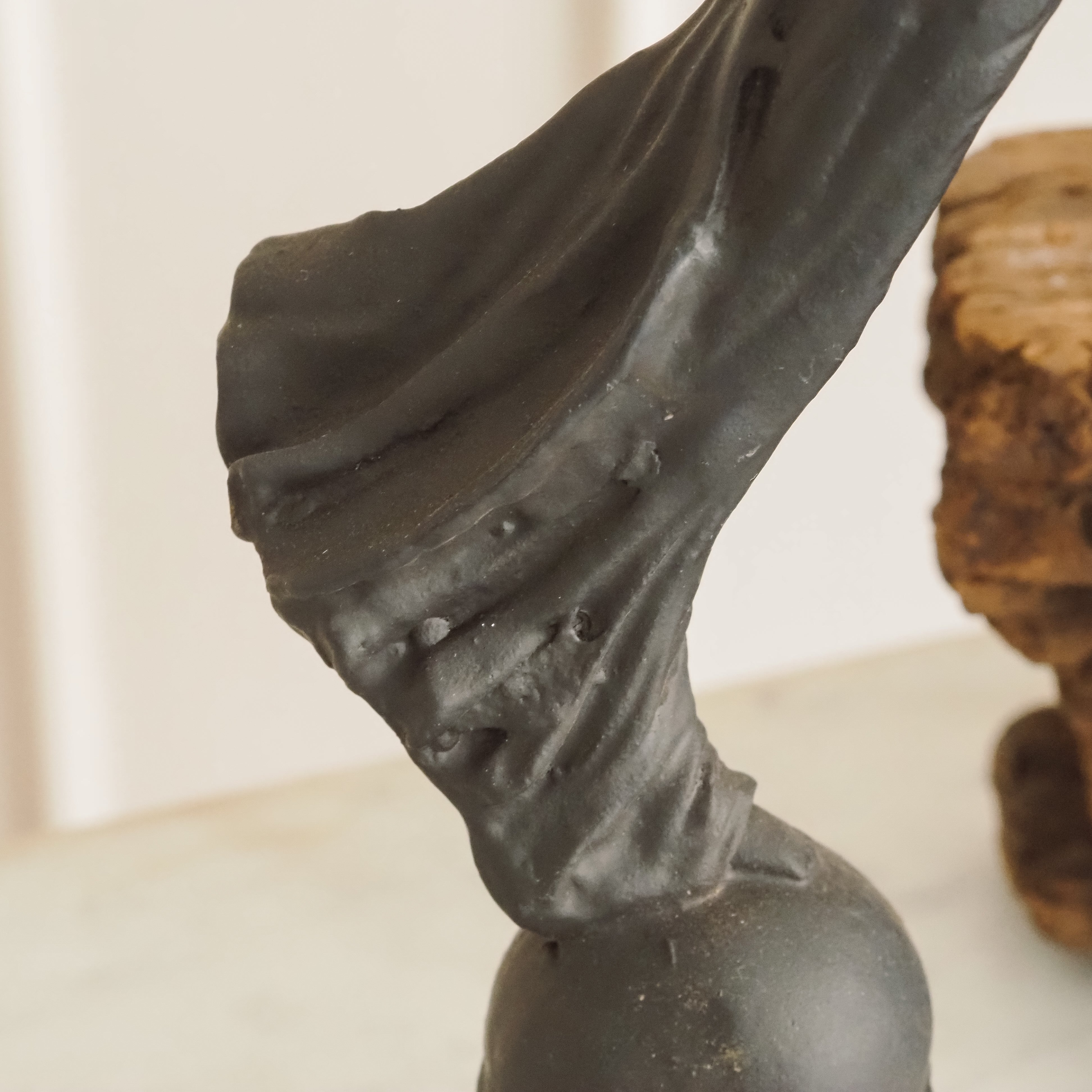 Kerzenhalter Engel · historisierende Skulptur in Gusseisenoptik