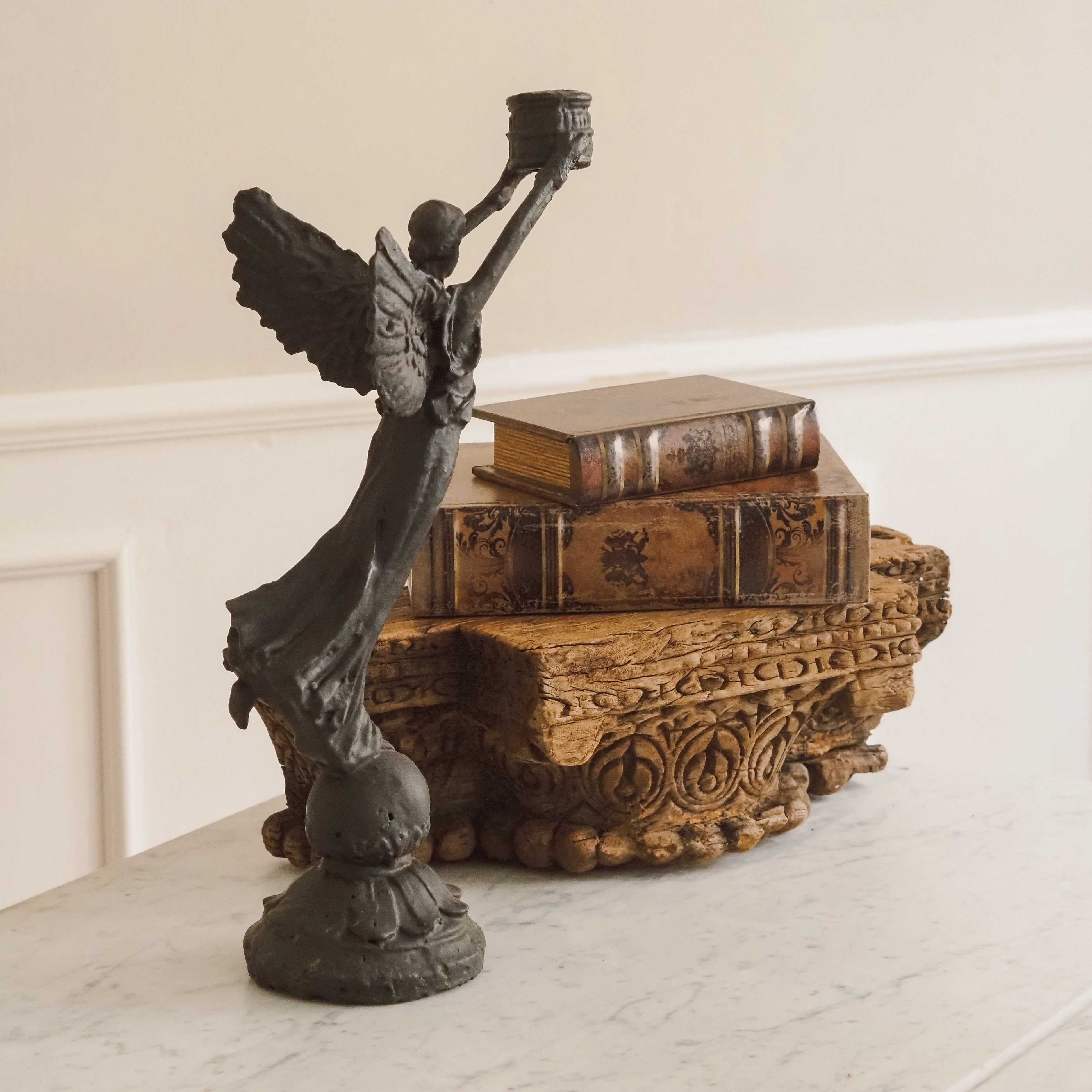 Kerzenhalter Engel · historisierende Skulptur in Gusseisenoptik
