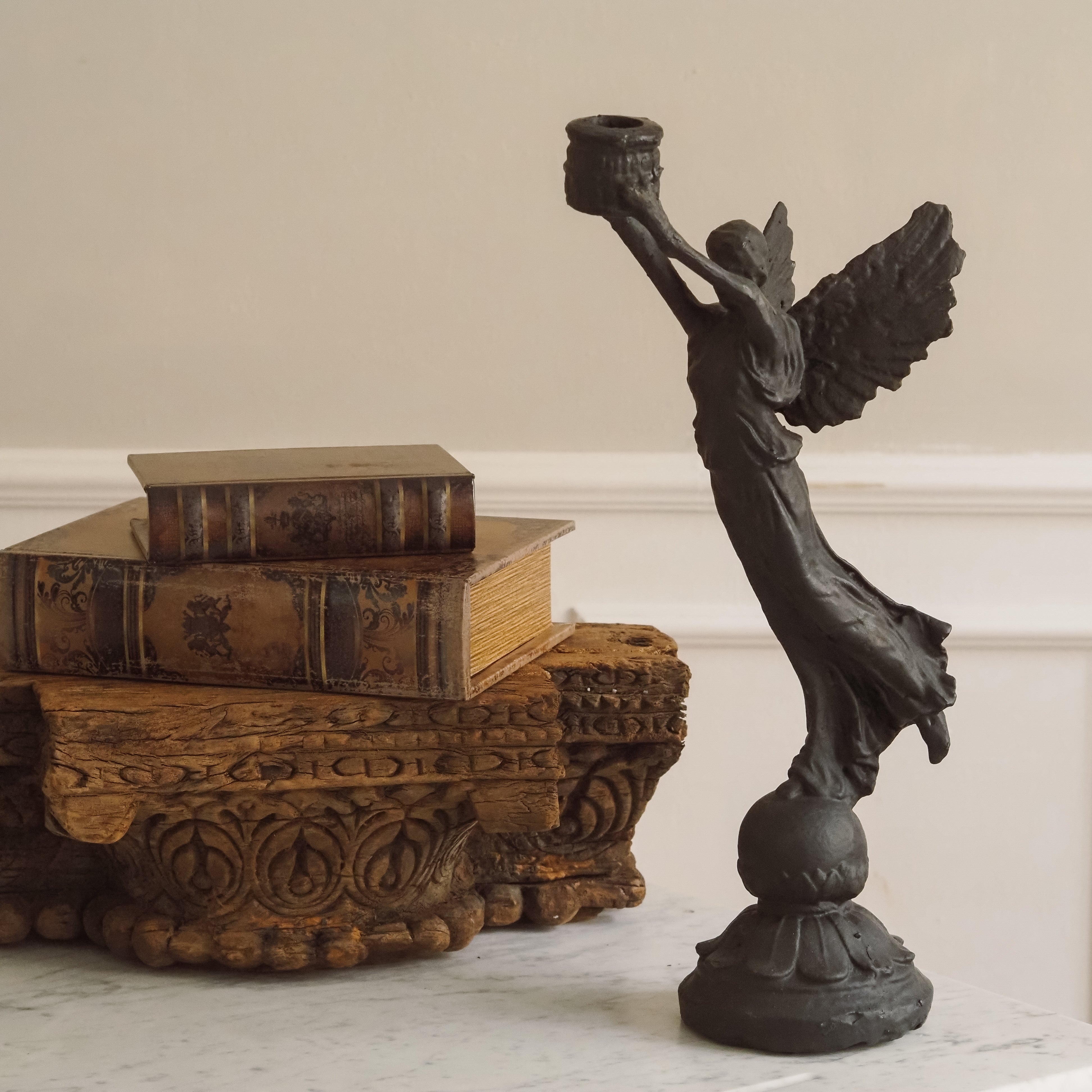 Kerzenhalter Engel · historisierende Skulptur in Gusseisenoptik