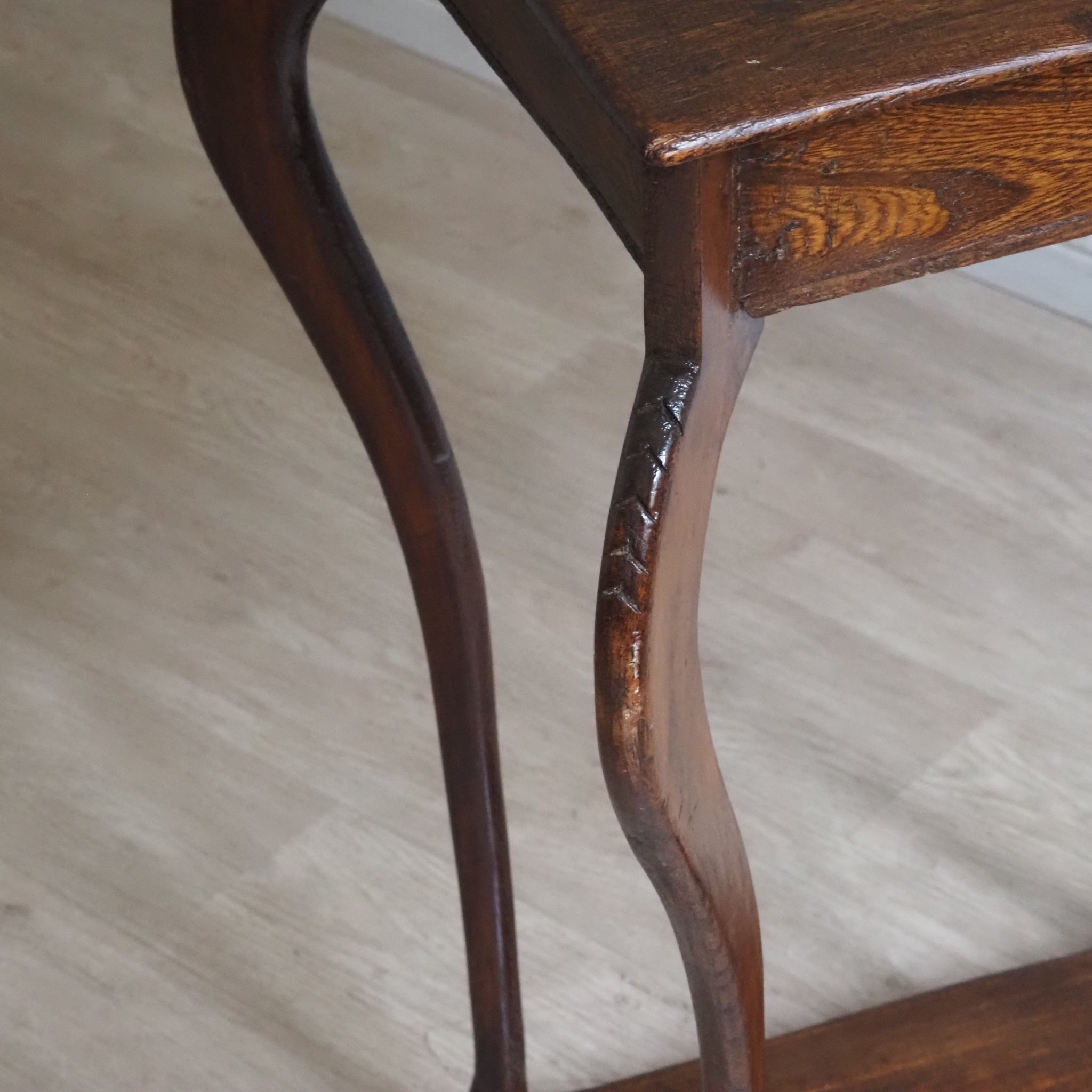 Antiker Beistelltisch / Pflanzentisch mit geschweiften Beinen um 1900 - Barock-Stil