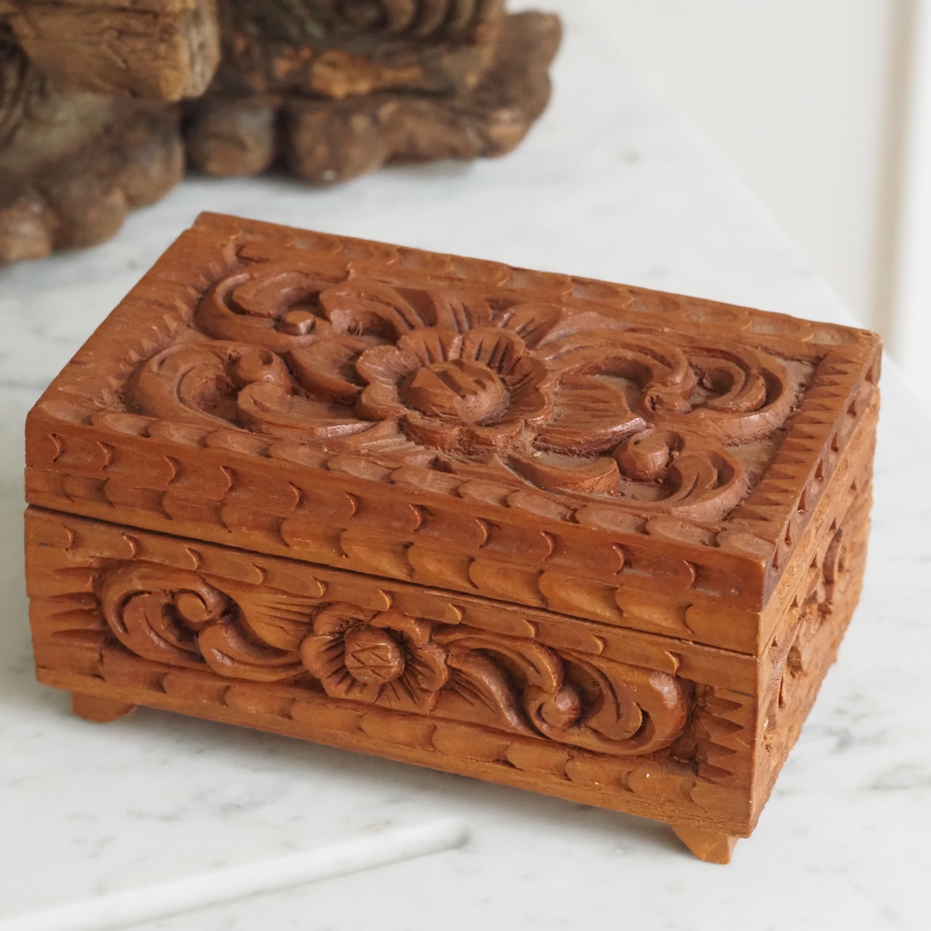 Holzschatulle · handgeschnitzt · florale Schnitzerei / Aufbewahrungsobjekt