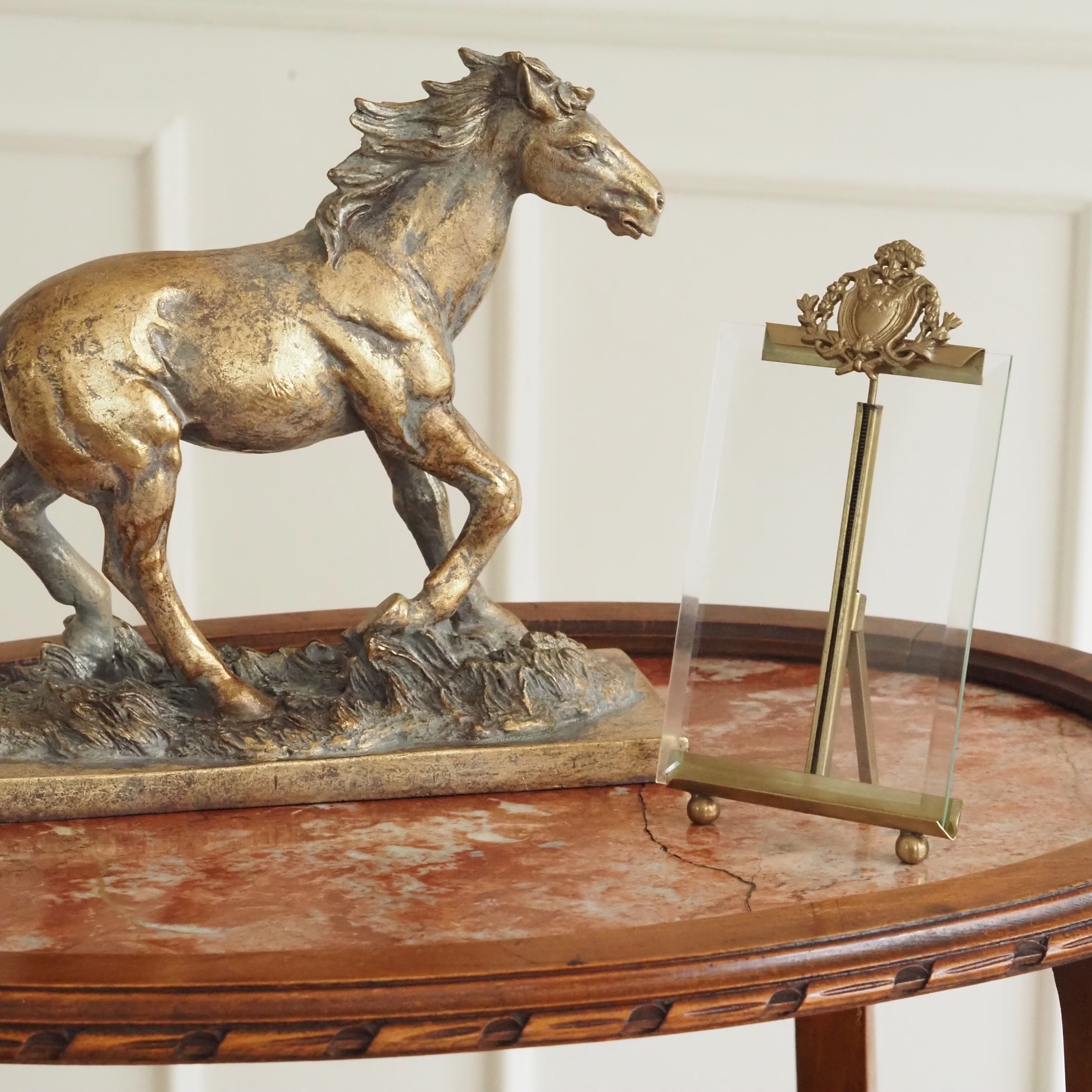 Pferdefigur Gold · Galoppierendes Pferd auf Sockel · Polyresin Bronzeoptik Historismus
