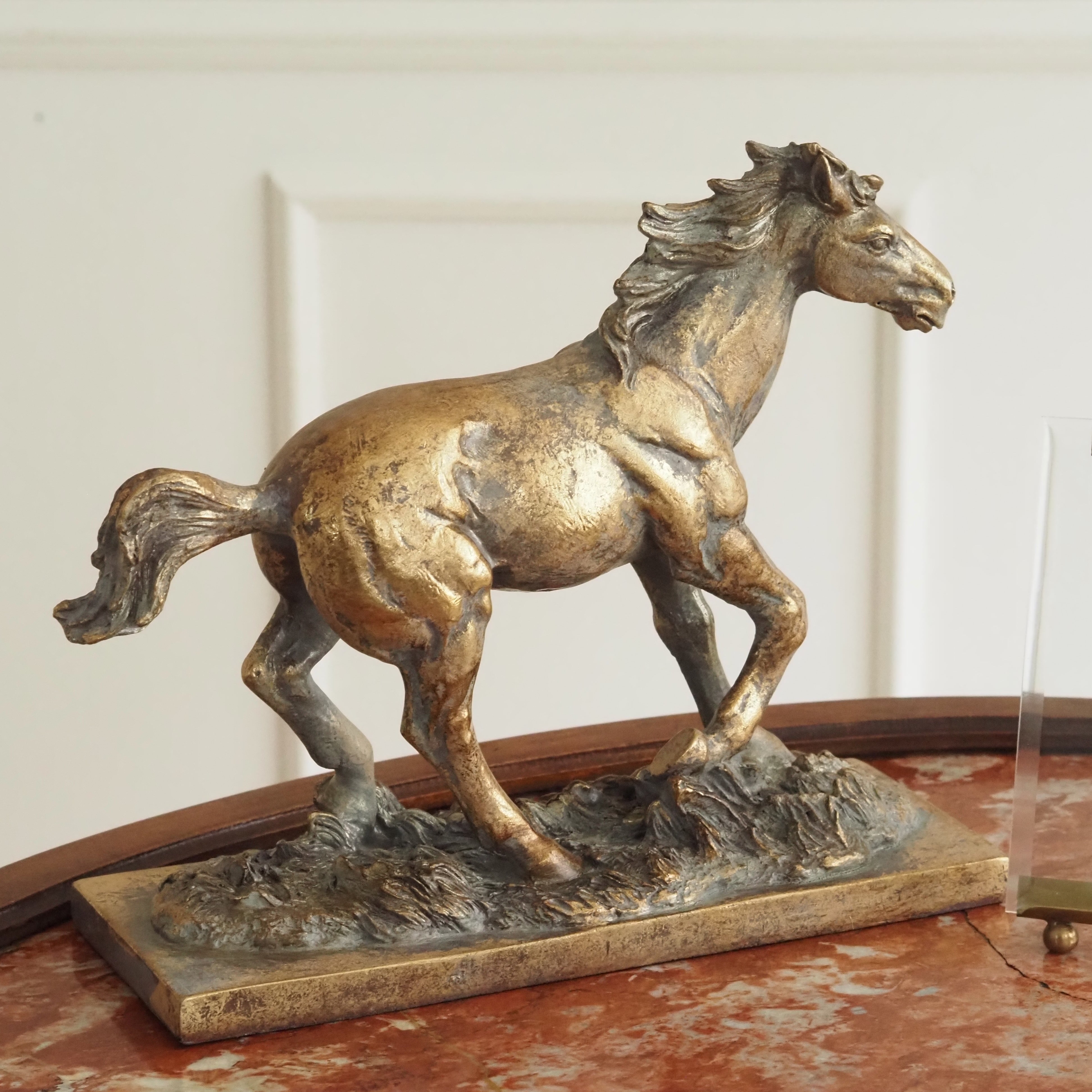 Pferdefigur Gold · Galoppierendes Pferd auf Sockel · Polyresin Bronzeoptik Historismus