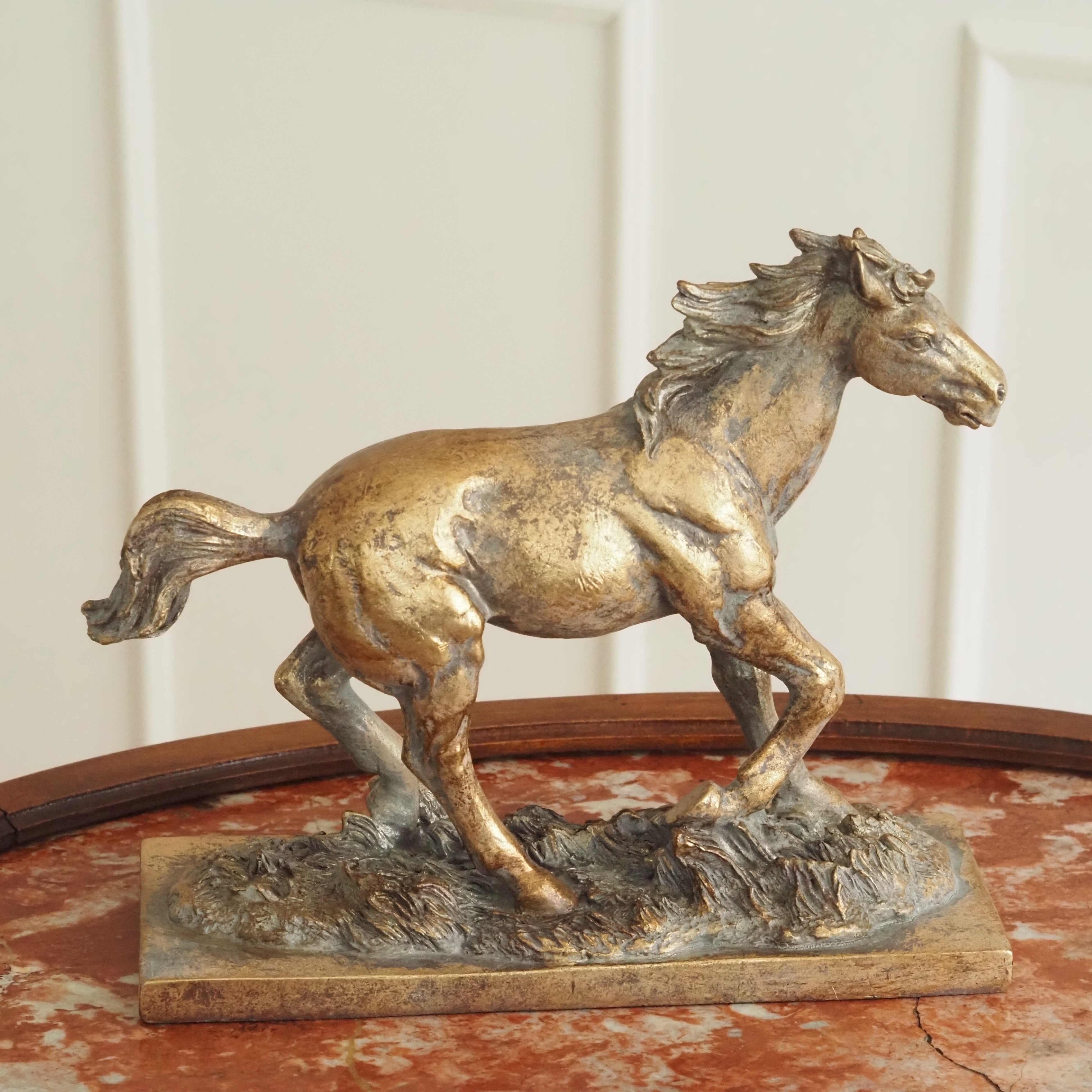 Pferdefigur Gold · Galoppierendes Pferd auf Sockel · Polyresin Bronzeoptik Historismus