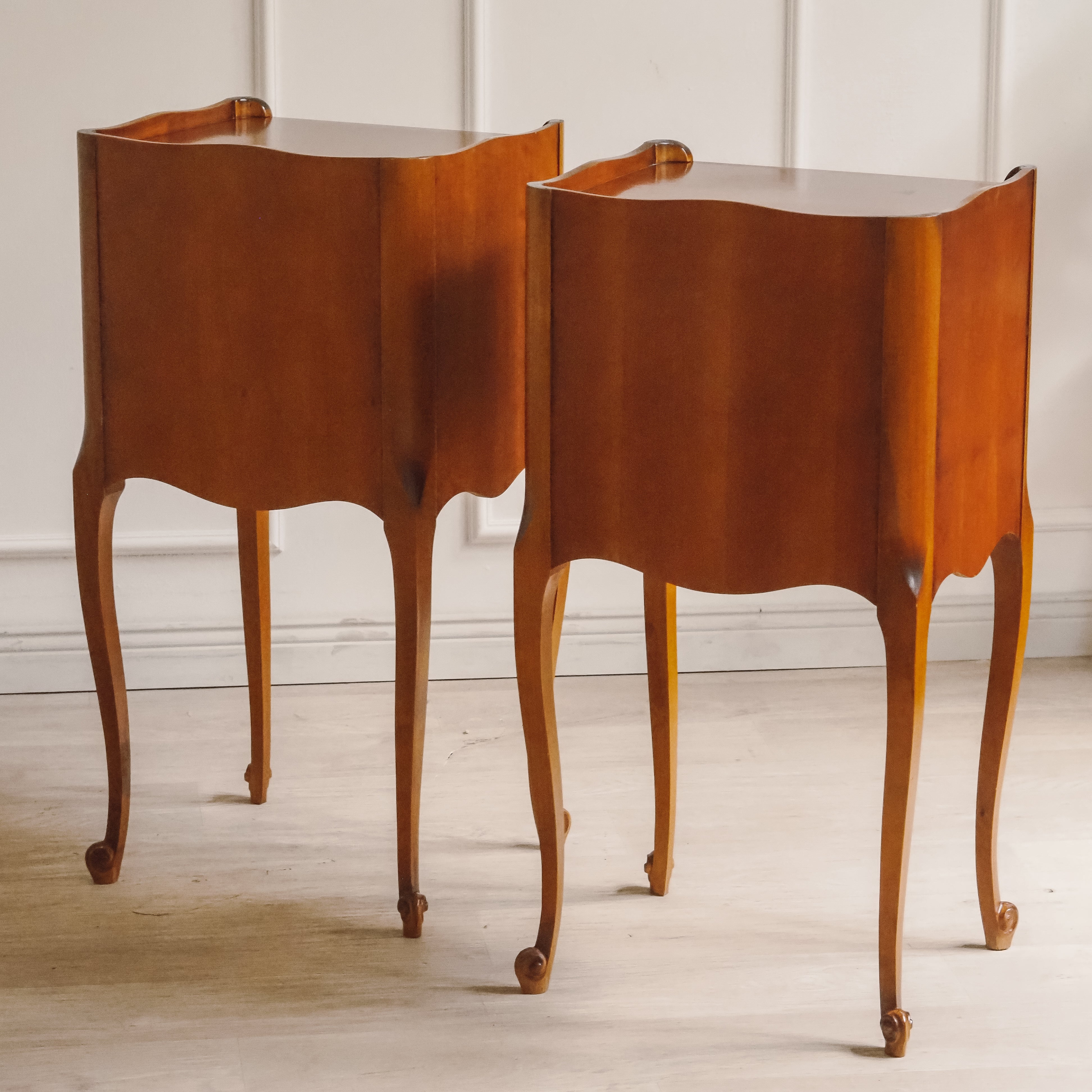 Französische Vintage Nachttische im Louis-Quinze-Stil, Kirschbaum Nachtschränke