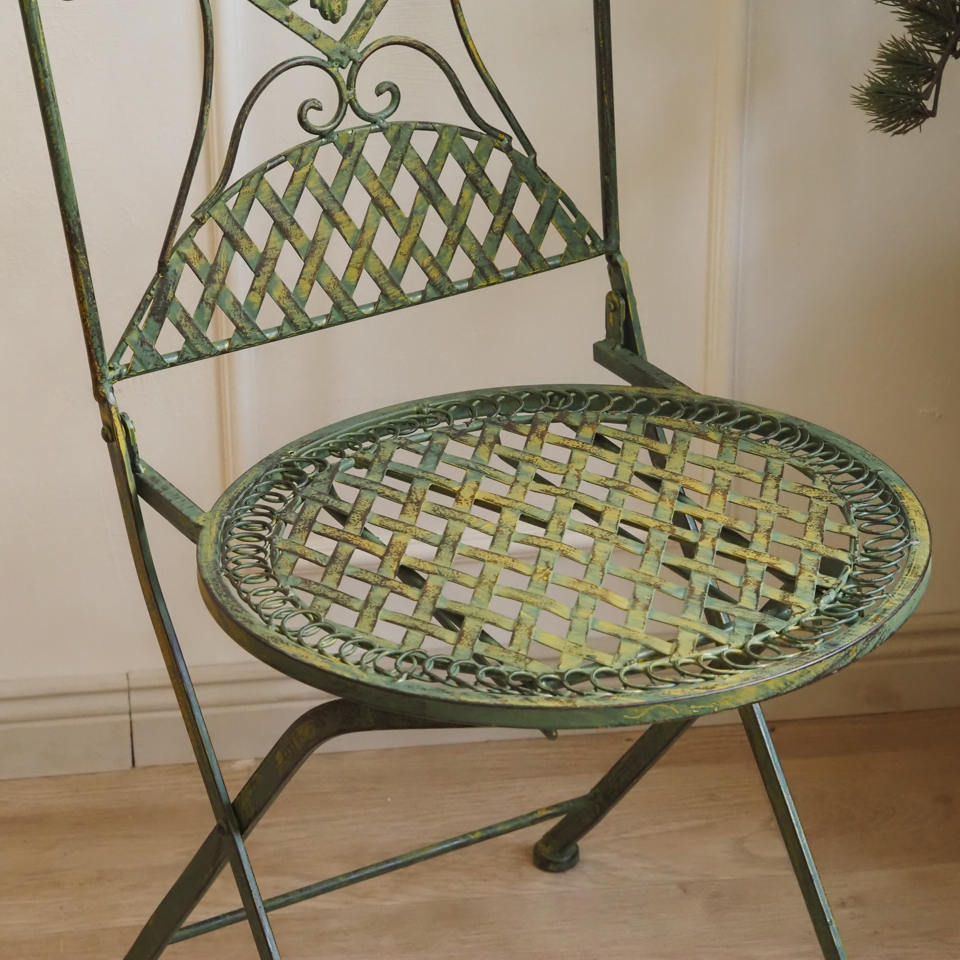 Metall Klappstuhl mit Zierornament und Patina-Finish