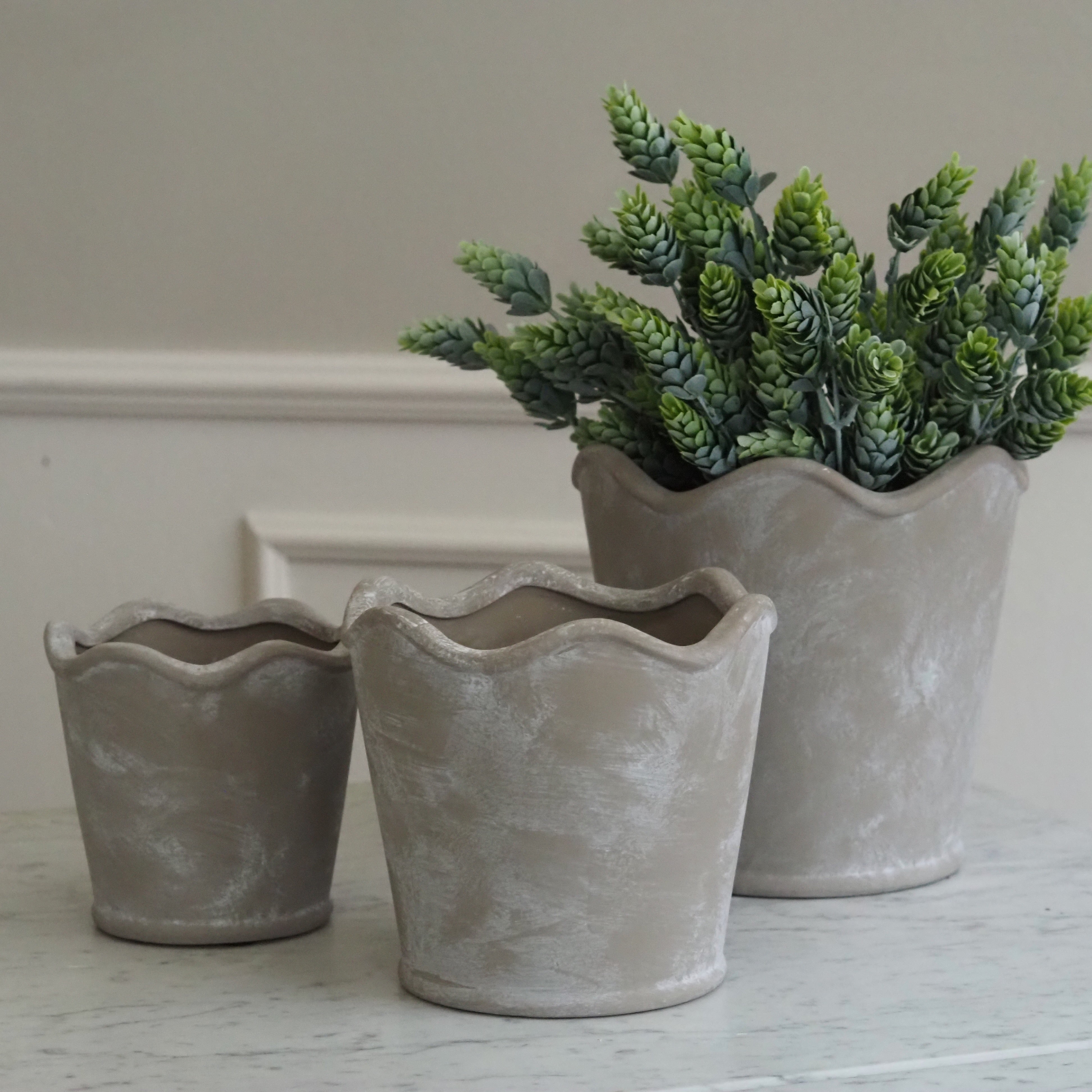 Dekorativer Blumentopf · organische Wellenform / Steingut