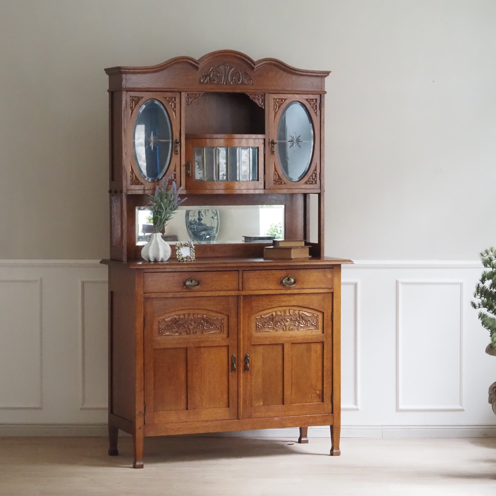 Antikes Jugendstil Buffet um 1910 mit oval verglasten Türen