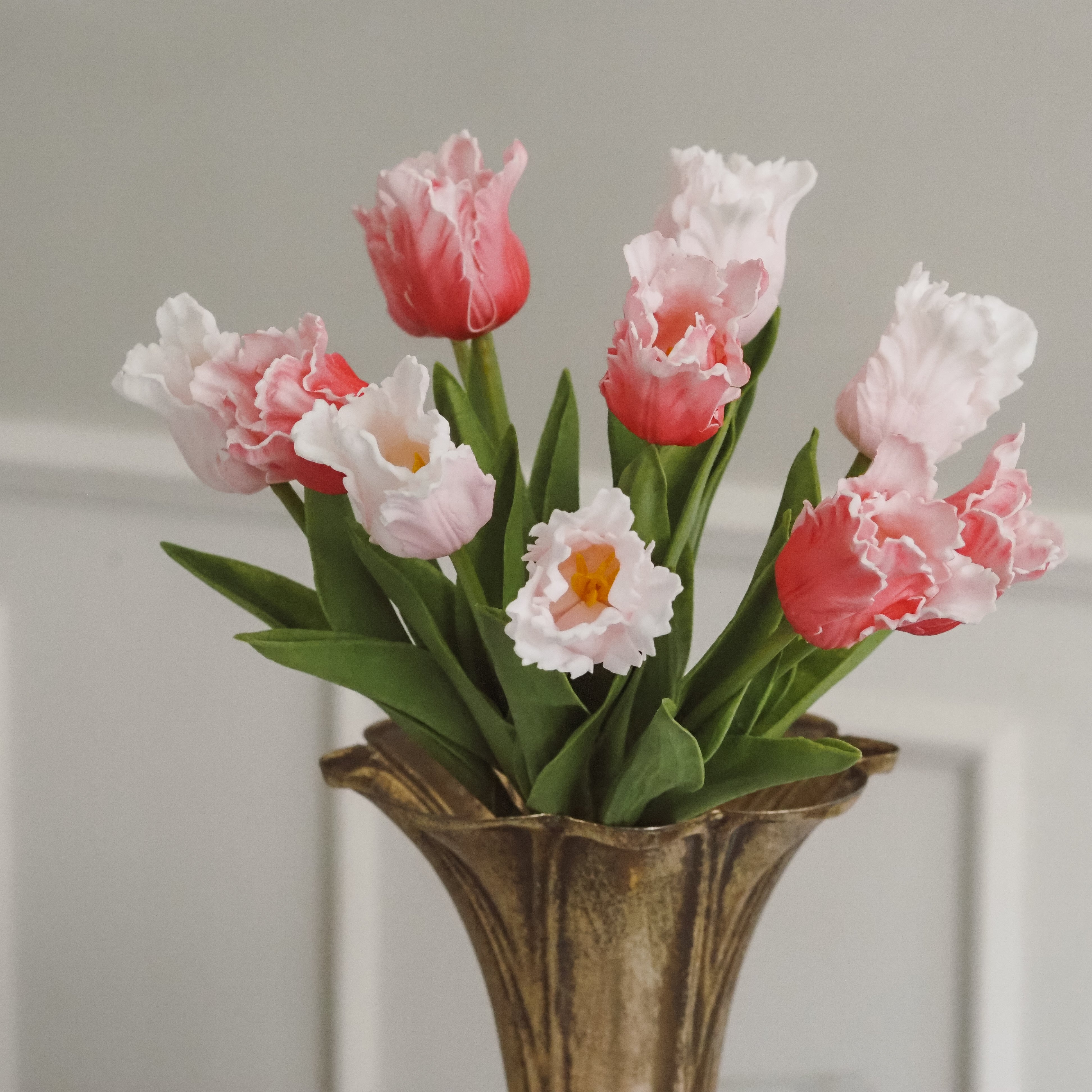 Dekorative Tulpen im Bund · florales Arrangement in rosa-weißer Ausführung