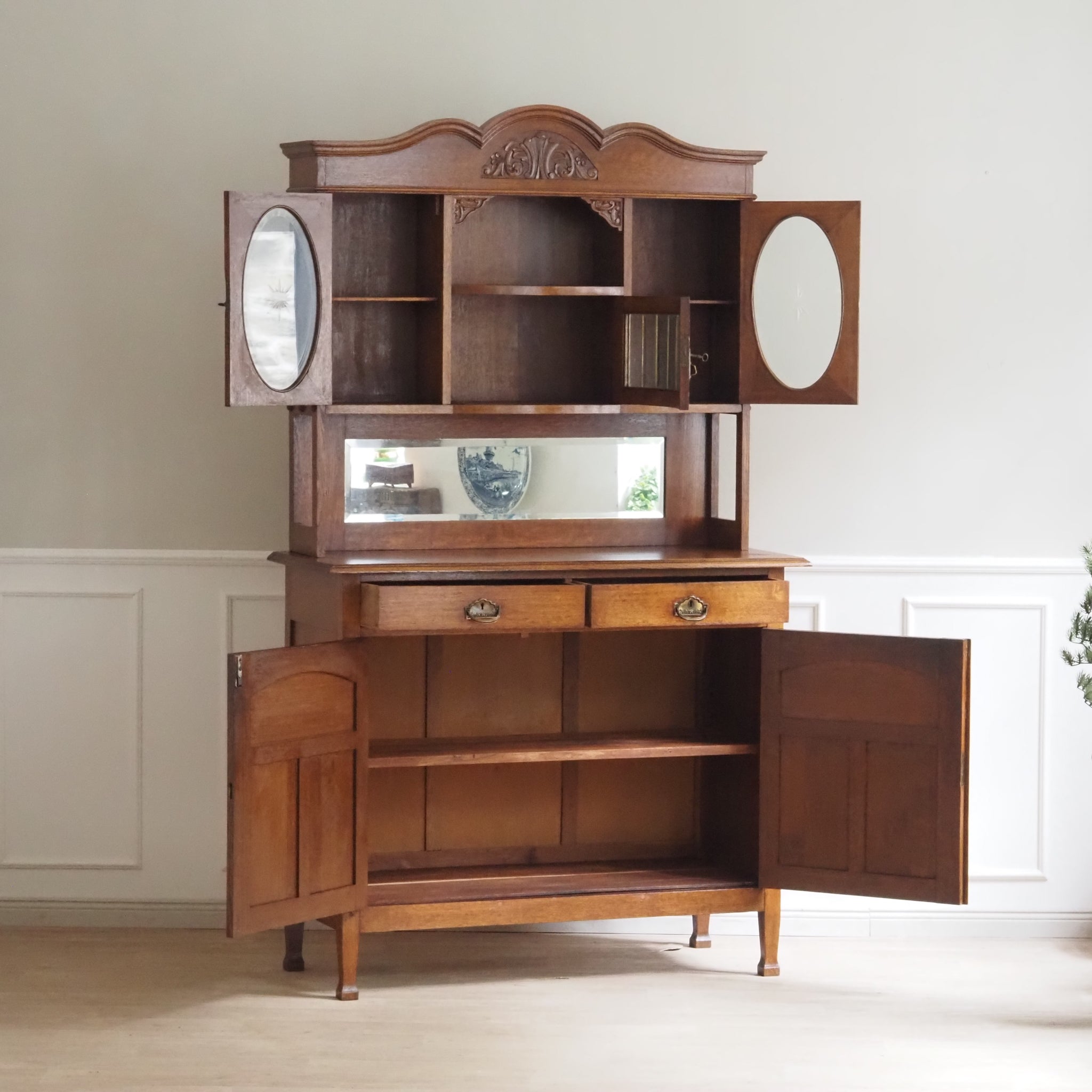 Antikes Jugendstil Buffet um 1910 mit oval verglasten Türen
