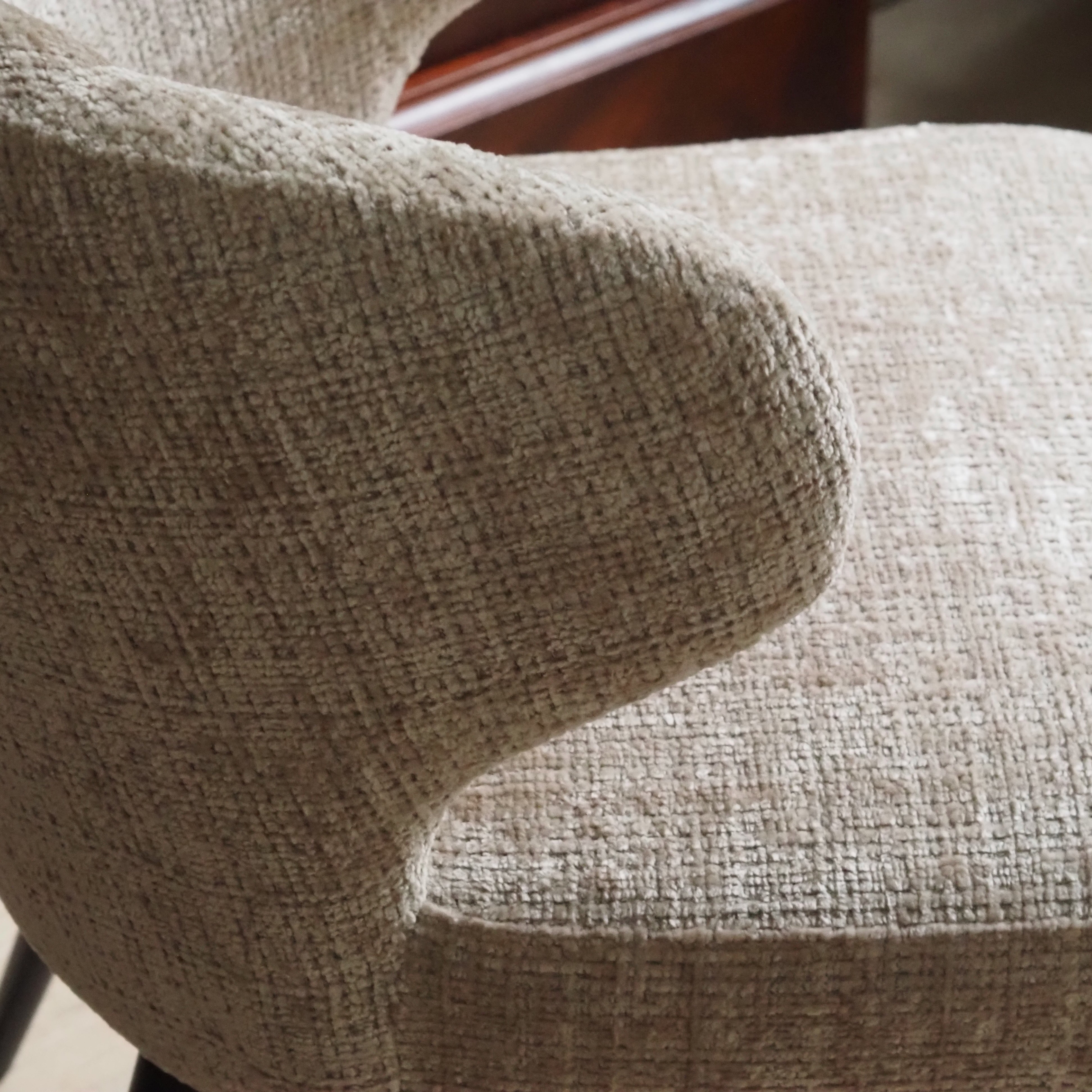 Gepolsterter Stuhl mit gerundeter Rückenlehne, Esszimmerstuhl – Chenille-Bezug Sand