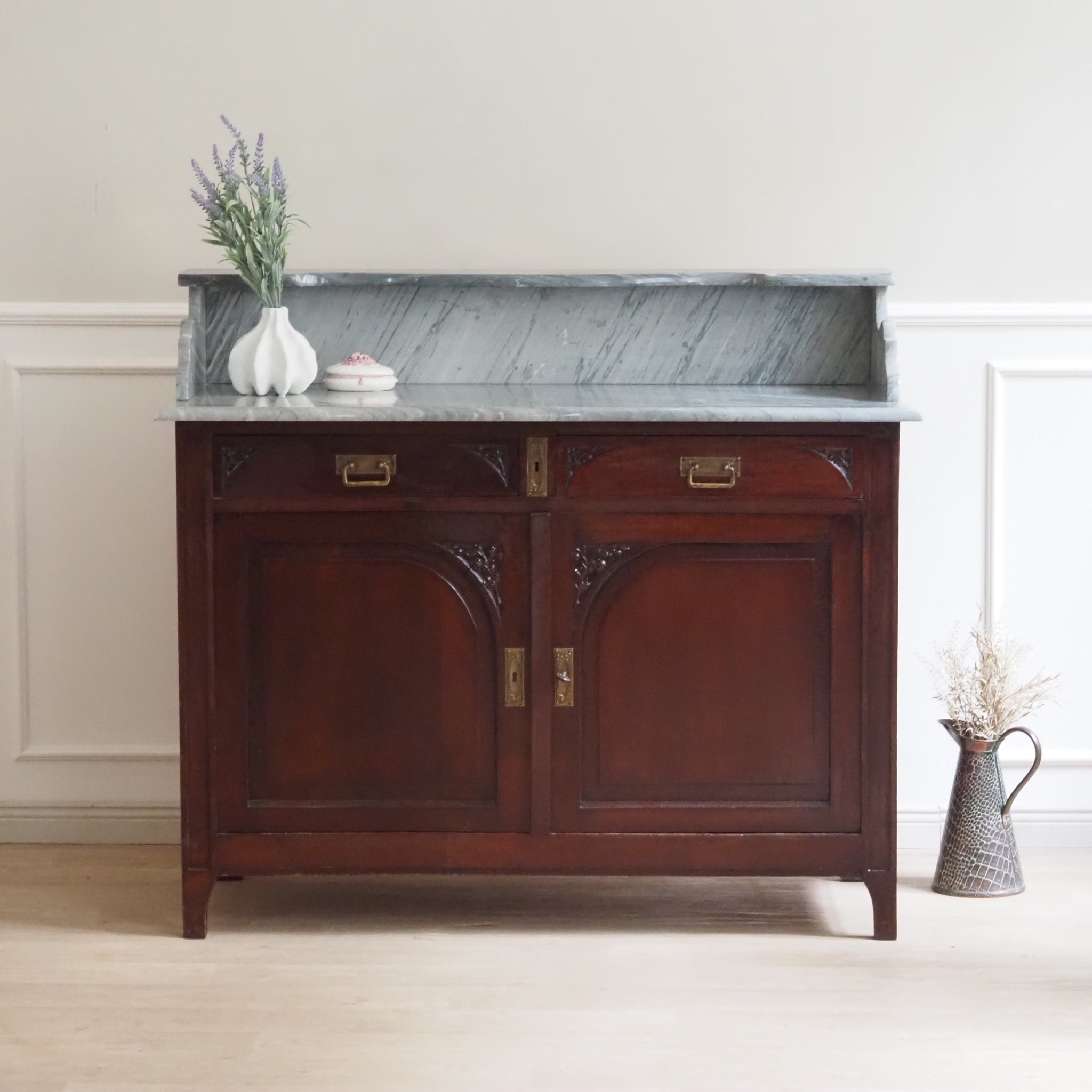 Antike Kommode um 1900 mit grauweißem Marmoraufsatz, Anrichte Gründerzeit