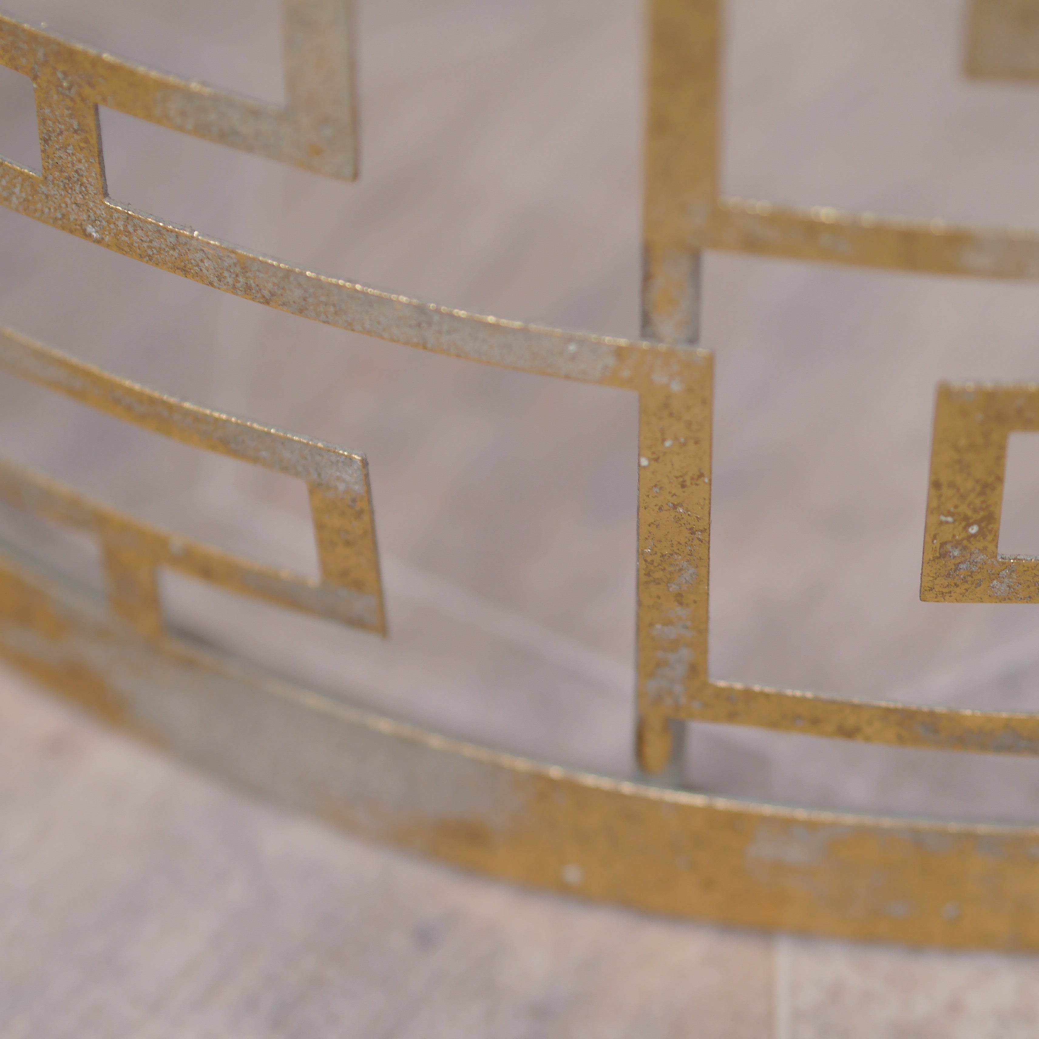 Beistelltisch Gold rund mit Glasplatte – geometrisches Metallgestell im Art-Déco-Stil