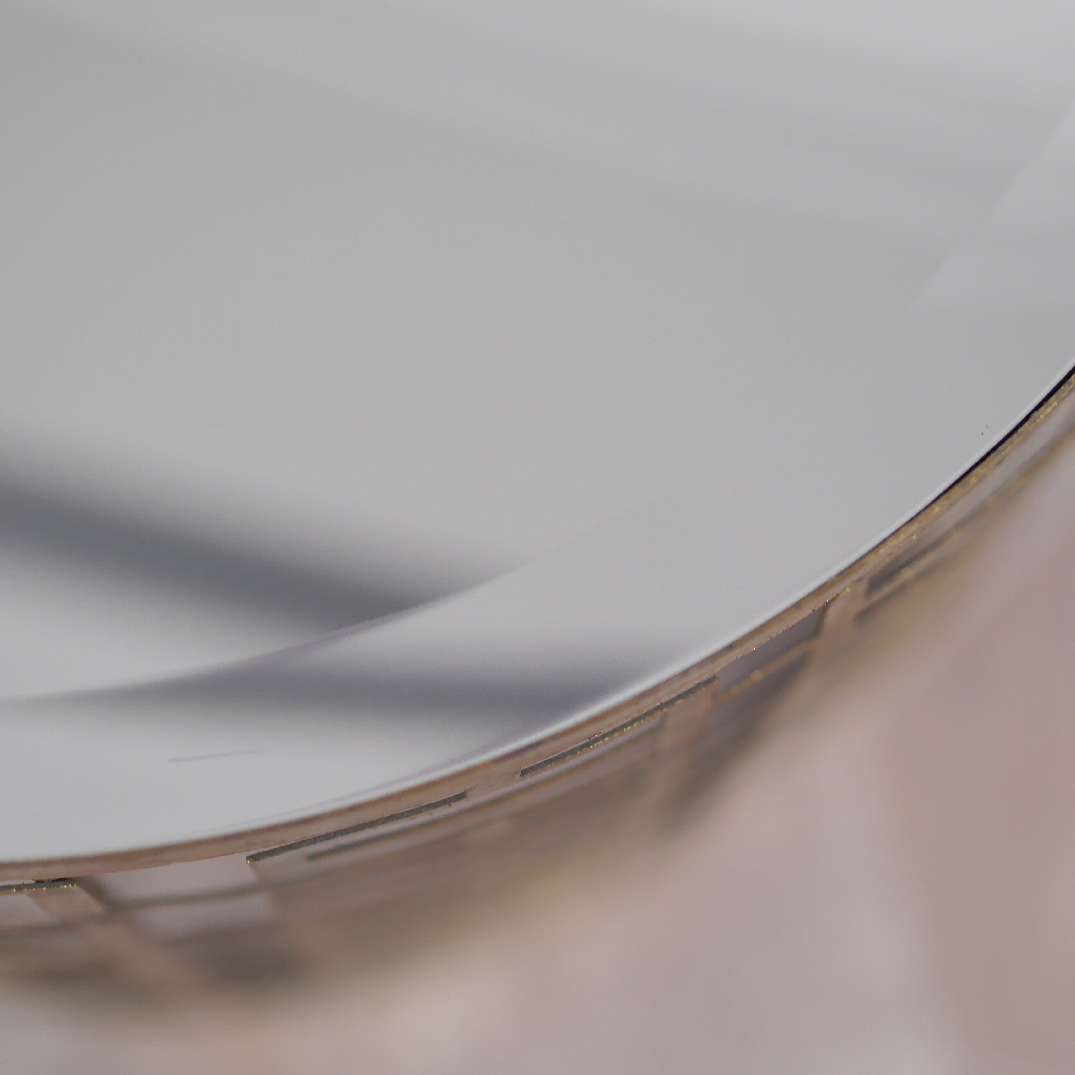 Beistelltisch Gold rund mit Glasplatte – geometrisches Metallgestell im Art-Déco-Stil