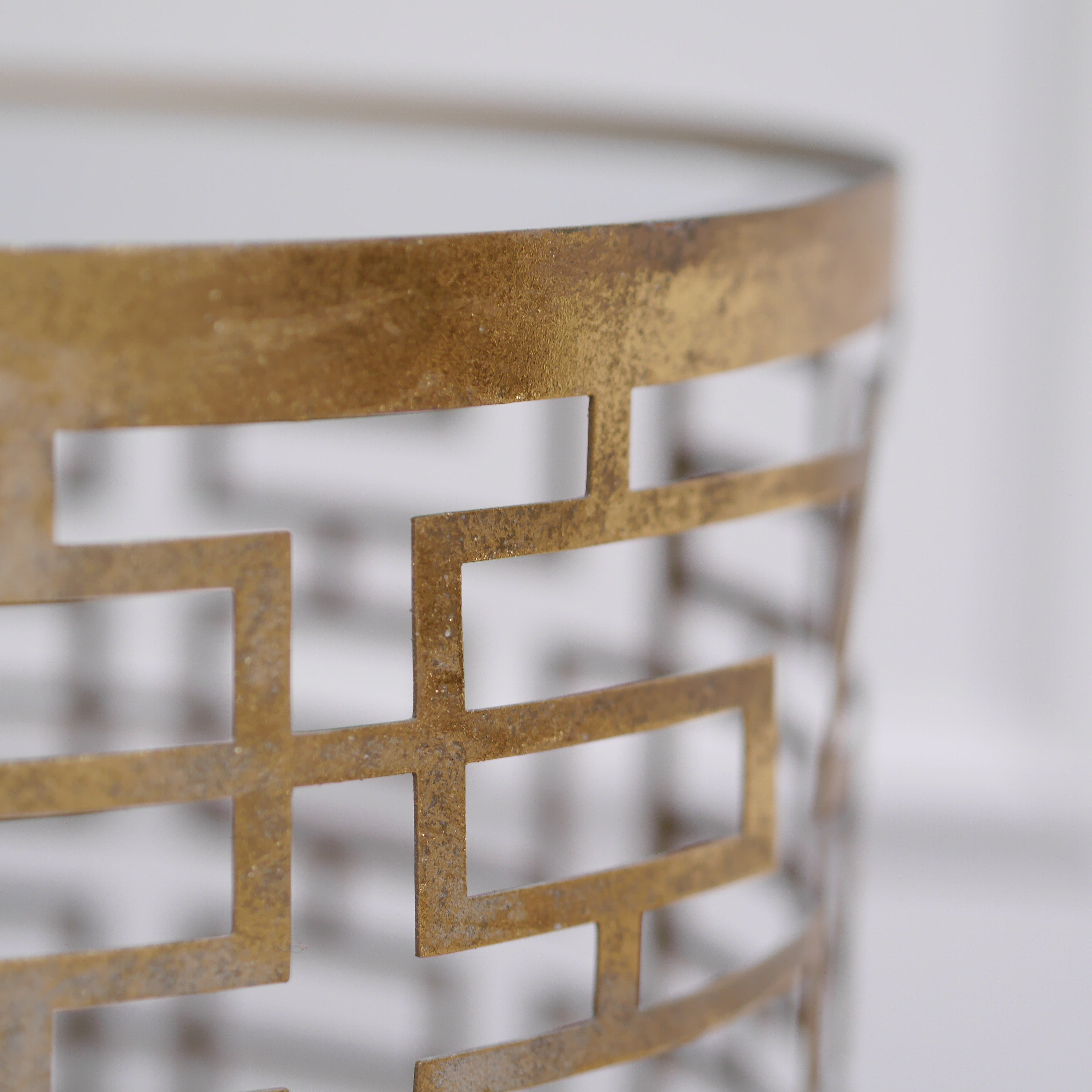 Runder Metall Beistelltisch mit Glasplatte - goldenes geometrisches Gestell, Sofatisch