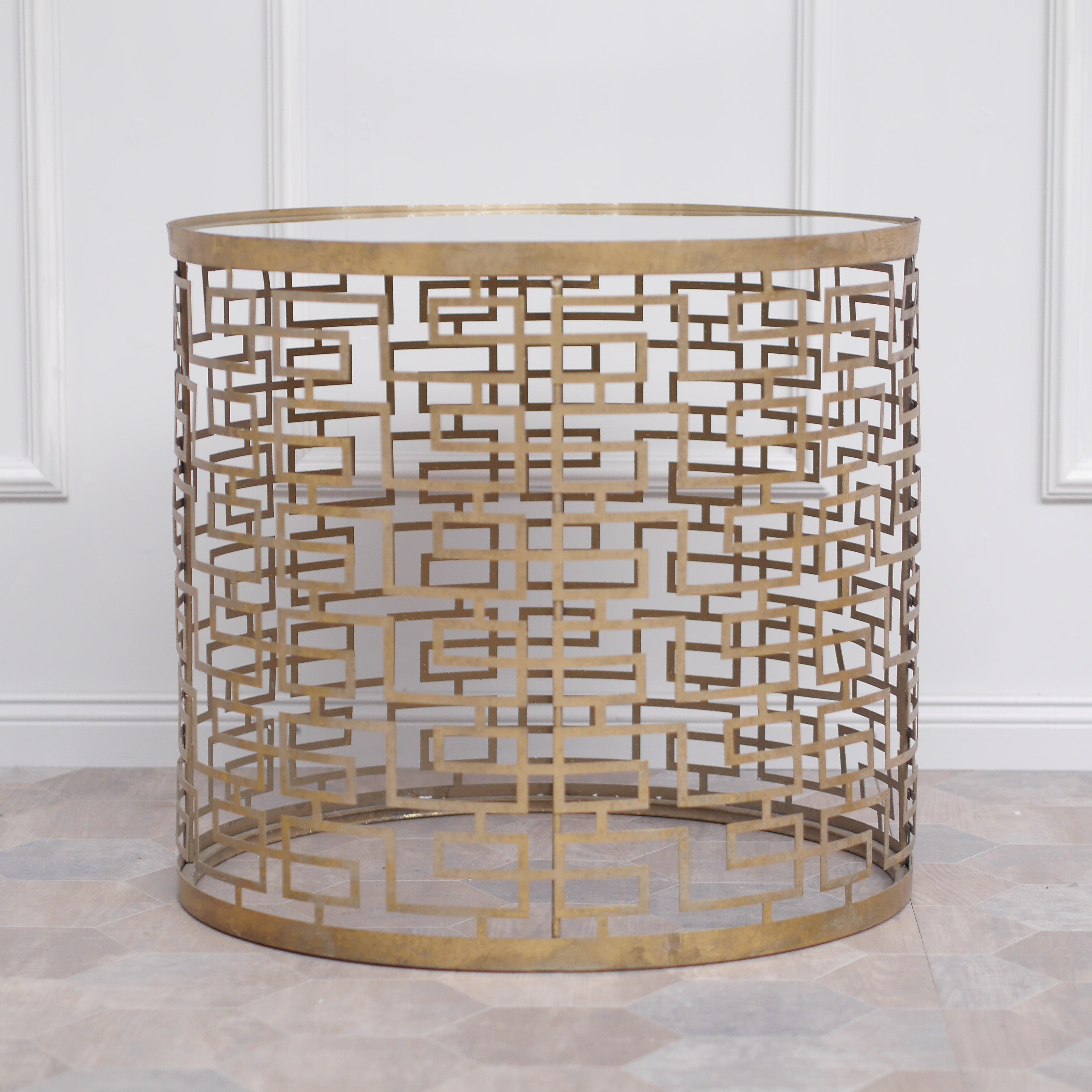 Beistelltisch Gold rund mit Glasplatte – geometrisches Metallgestell im Art-Déco-Stil
