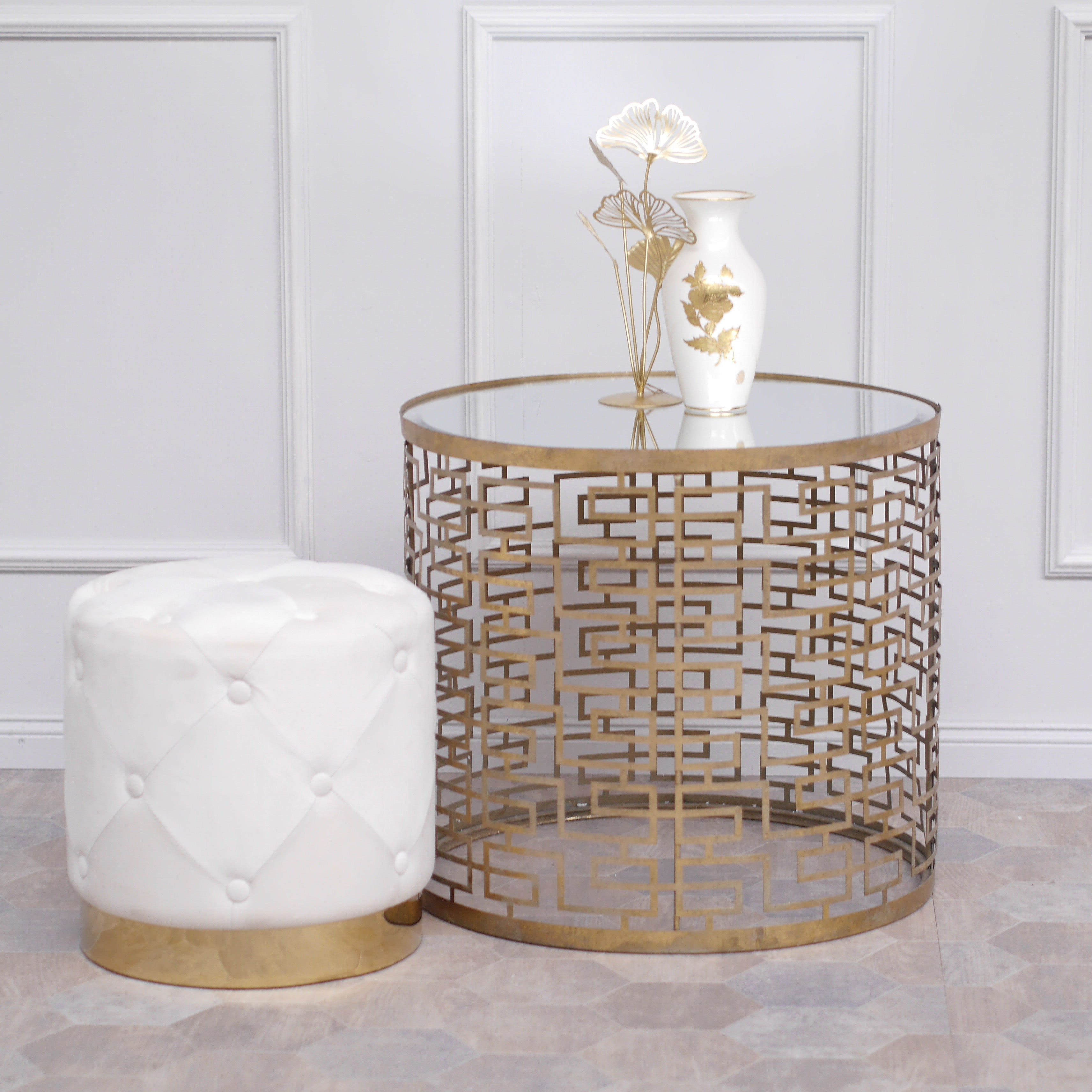 Beistelltisch Gold rund mit Glasplatte – geometrisches Metallgestell im Art-Déco-Stil