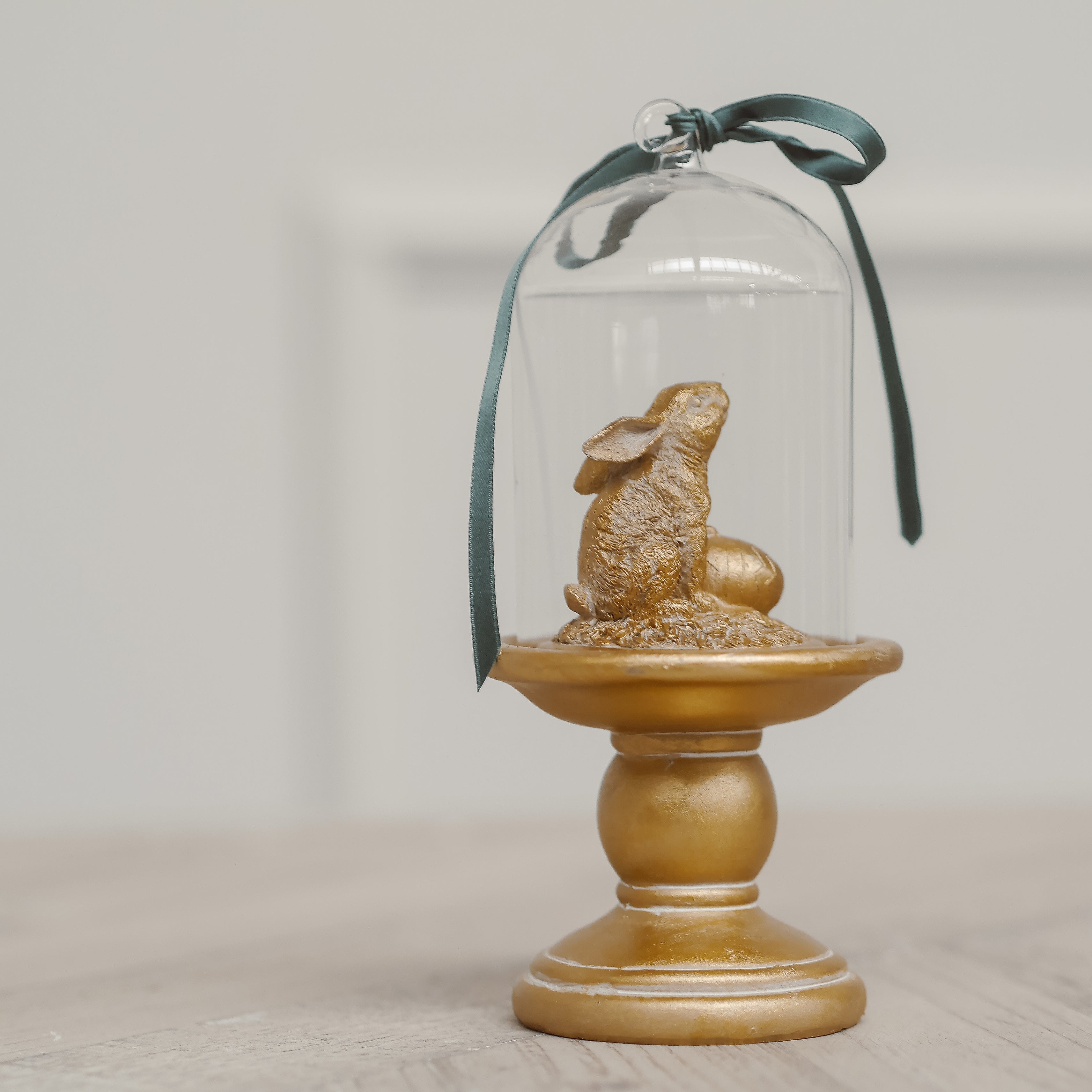 Glaskuppel mit Hasenfigur · Osterdekoration auf Fuß in Glaßglocke