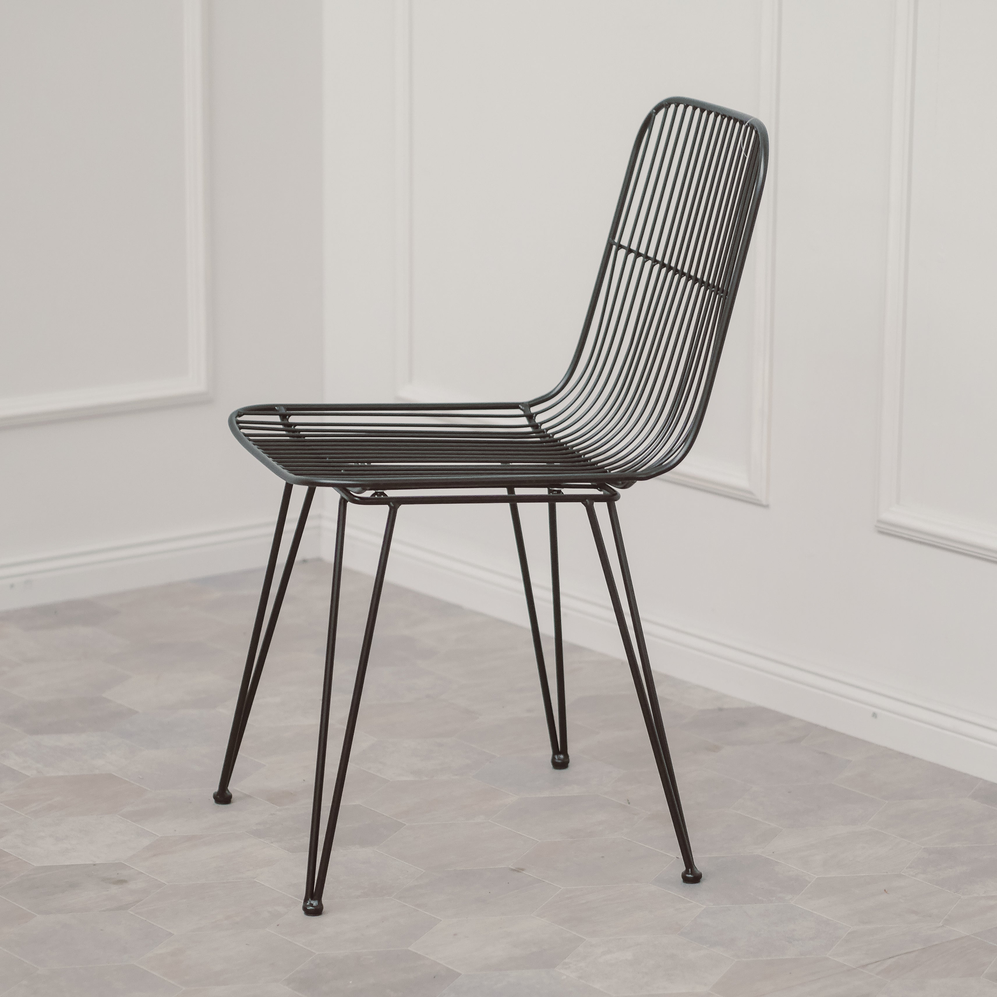 Metallstuhl schwarz – Drahtstuhl im Industrial Design