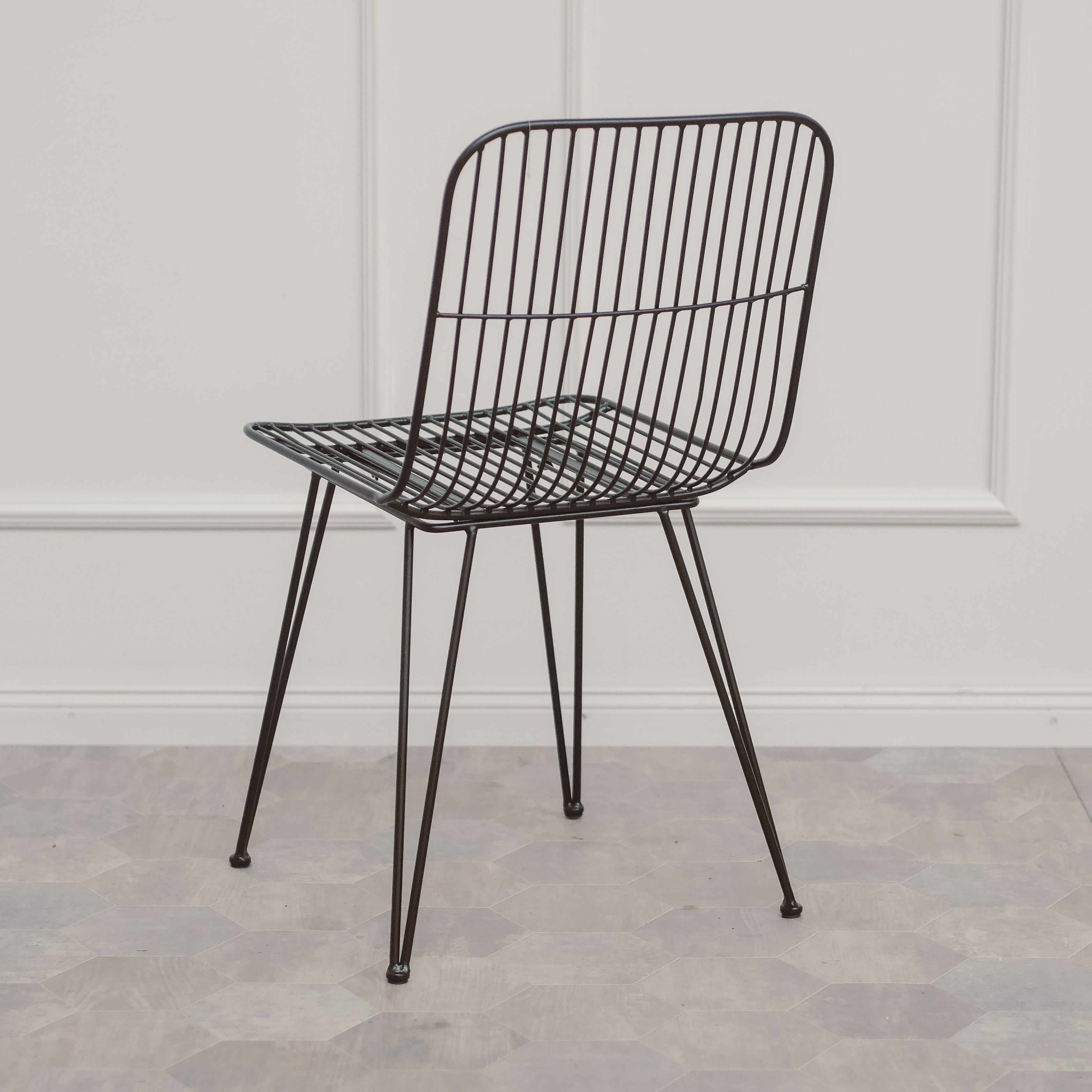 Metallstuhl schwarz – Drahtstuhl im Industrial Design